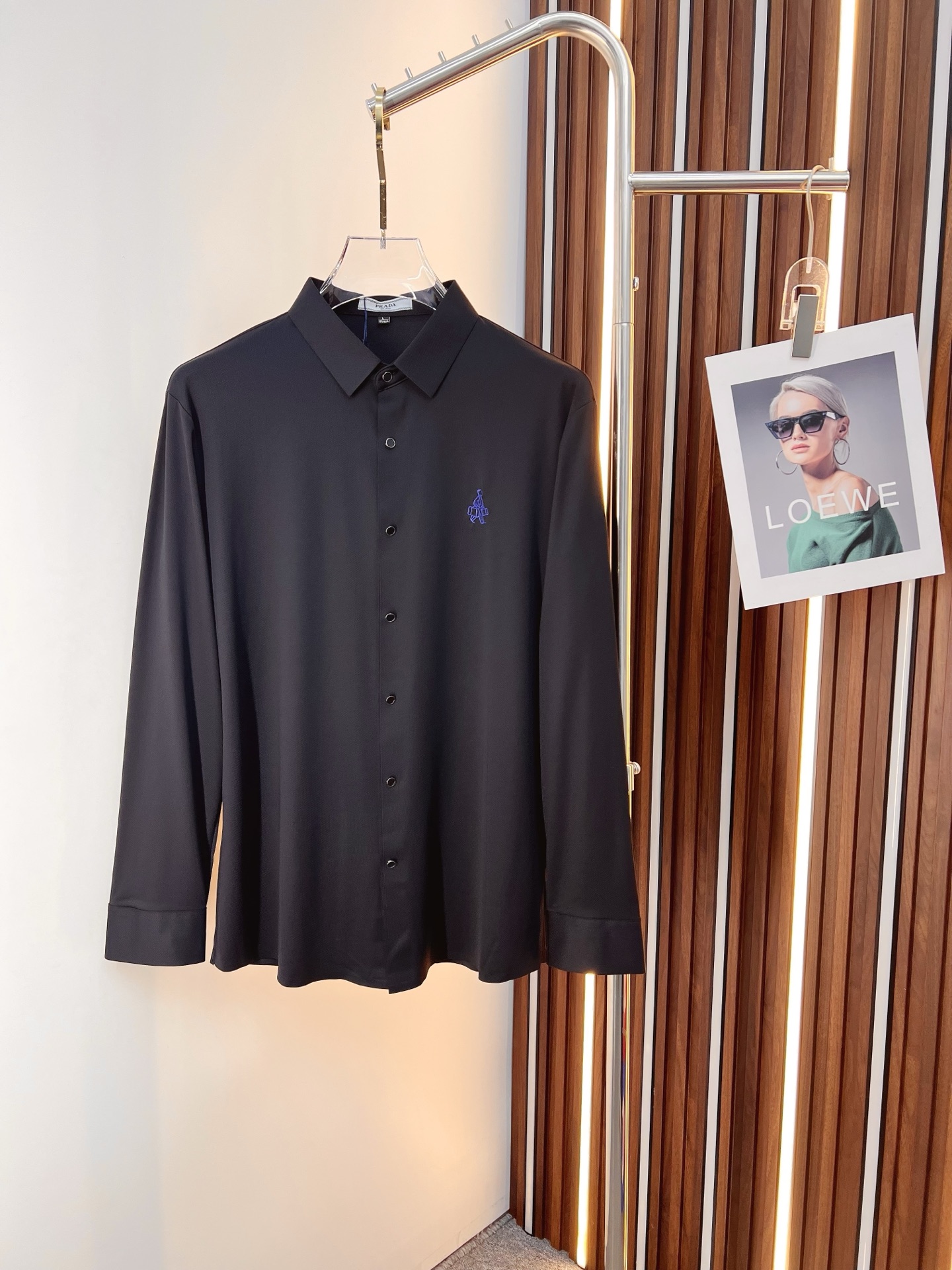 NO:691124,'PRADA Prada' original order. Hot style is coming. 2025ss official website new long-sleeved shirt, exquisite embroidered logo high-end version, counter customized fabric. High breathability and comfort, precision production, perfect detail processing, brand element design concept, reflecting high quality. Delicate and soft touch!  It presents a casual cut and the upper body shape is awesome!  Size M-3XL,,prada,prada,shirts,19860909《 PRADA 普拉达 》 原单货. 爆款来袭 2025ss官网新款长袖 衬衫 衬衣,精美刺绣Logo 高端版本,专柜定制面料 透气舒适度高,精工制作,细节处理完美无可挑剔,品牌元素设计理念,体现高品质.手感细腻柔软！呈现休闲裁剪,上身版型超赞！码数M-3XL,,prada,prada,shirts,,Men's clothing