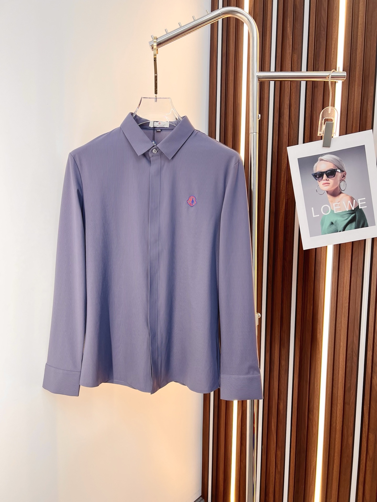 NO:691126,'Meng Mouth' original order. Hot item is coming. 2025ss official website new long-sleeved shirt, exquisite embroidered logo high-end version, counter-customized fabric, high breathability and comfort, precision production, perfect detail processing, brand element design concept, reflecting high quality. It feels delicate and soft!  It presents a casual cut and the upper body shape is awesome!  Size M-3XL,,Moncler,shirts,19860909《 蒙口 》 原单货. 爆款来袭 2025ss官网新款长袖 衬衫 衬衣,精美刺绣Logo 高端版本,专柜定制面料 透气舒适度高,精工制作,细节处理完美无可挑剔,品牌元素设计理念,体现高品质.手感细腻柔软！呈现休闲裁剪,上身版型超赞！码数M-3XL,,Moncler,shirts,,Men's clothing