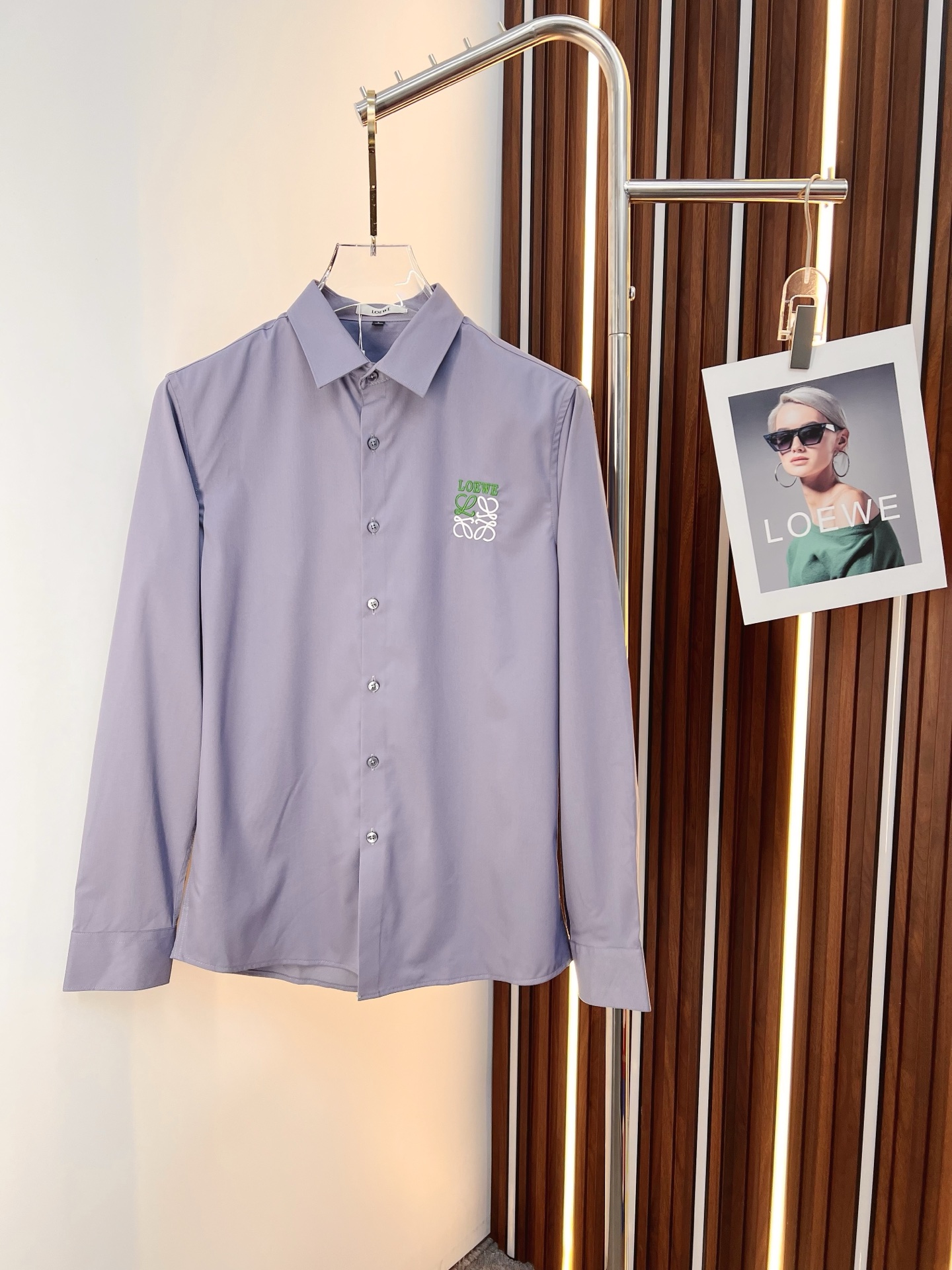 NO:691127,'Loewe' original order. Hot item coming. 2025ss official website new long-sleeved shirt, exquisite embroidered logo high-end version, counter customized fabric, high breathability and comfort, precision production, perfect detail processing, brand element design concept, reflecting high quality. Delicate and soft touch!  It presents a casual cut and the upper body shape is awesome!  Size M-3XL,,loewe,shirts,19860909《 罗意威 》 原单货. 爆款来袭 2025ss官网新款长袖 衬衫 衬衣,精美刺绣Logo 高端版本,专柜定制面料 透气舒适度高,精工制作,细节处理完美无可挑剔,品牌元素设计理念,体现高品质.手感细腻柔软！呈现休闲裁剪,上身版型超赞！码数M-3XL,,loewe,shirts,,Men's clothing