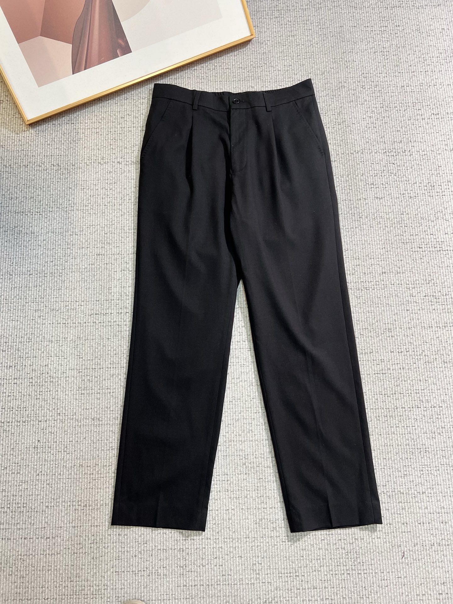 NO:712498,[Supports exchange after the year] Loewe casual pants and trousers 2025SS autumn and winter new style, special fabric for advanced custom pants, customized original hardware, heavy craftsmanship, fine lathe routing, customized fabric, soft and comfortable, significant texture, exquisite accessories, great upper body effect, complete three standards, standard size 29-36, no 35,, loewe,19860909【支持年后退换】 罗意威 休闲裤 西裤2025SS秋冬新款 高级定制裤子专用面料 定制原版五金 重工工艺打造 车工走线精细 定制面料 柔软舒适 质感显著 辅料精美 上身效果超赞 三标齐全 标准尺码29-36,无35,,loewe,,Men's clothing