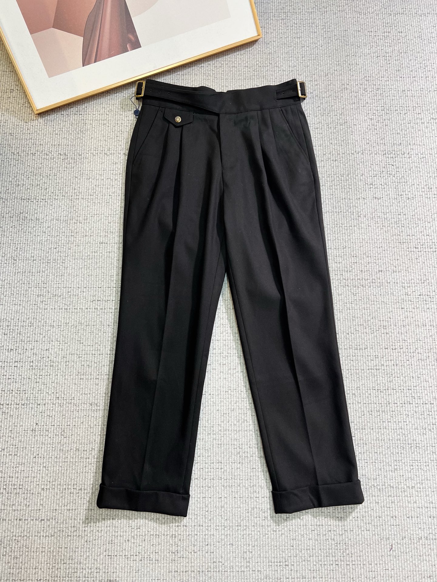 NO:712504,[Supports exchange after the end of the year] LV casual pants, 2025SS trousers new autumn and winter style, special fabrics for advanced custom trousers, customized original hardware, heavy craftsmanship, fine lathe wiring, customized fabrics, soft and comfortable, significant texture, exquisite accessories, great upper body effect, complete three standards, standard sizes 29-36, no 35, Louis Vuitton,19860909【支持年后退换】 LV 休闲裤 西裤2025SS秋冬新款 高级定制裤子专用面料 定制原版五金 重工工艺打造 车工走线精细 定制面料 柔软舒适 质感显著 辅料精美 上身效果超赞 三标齐全 标准尺码29-36,无35,,louis vuitton,,Men's clothing