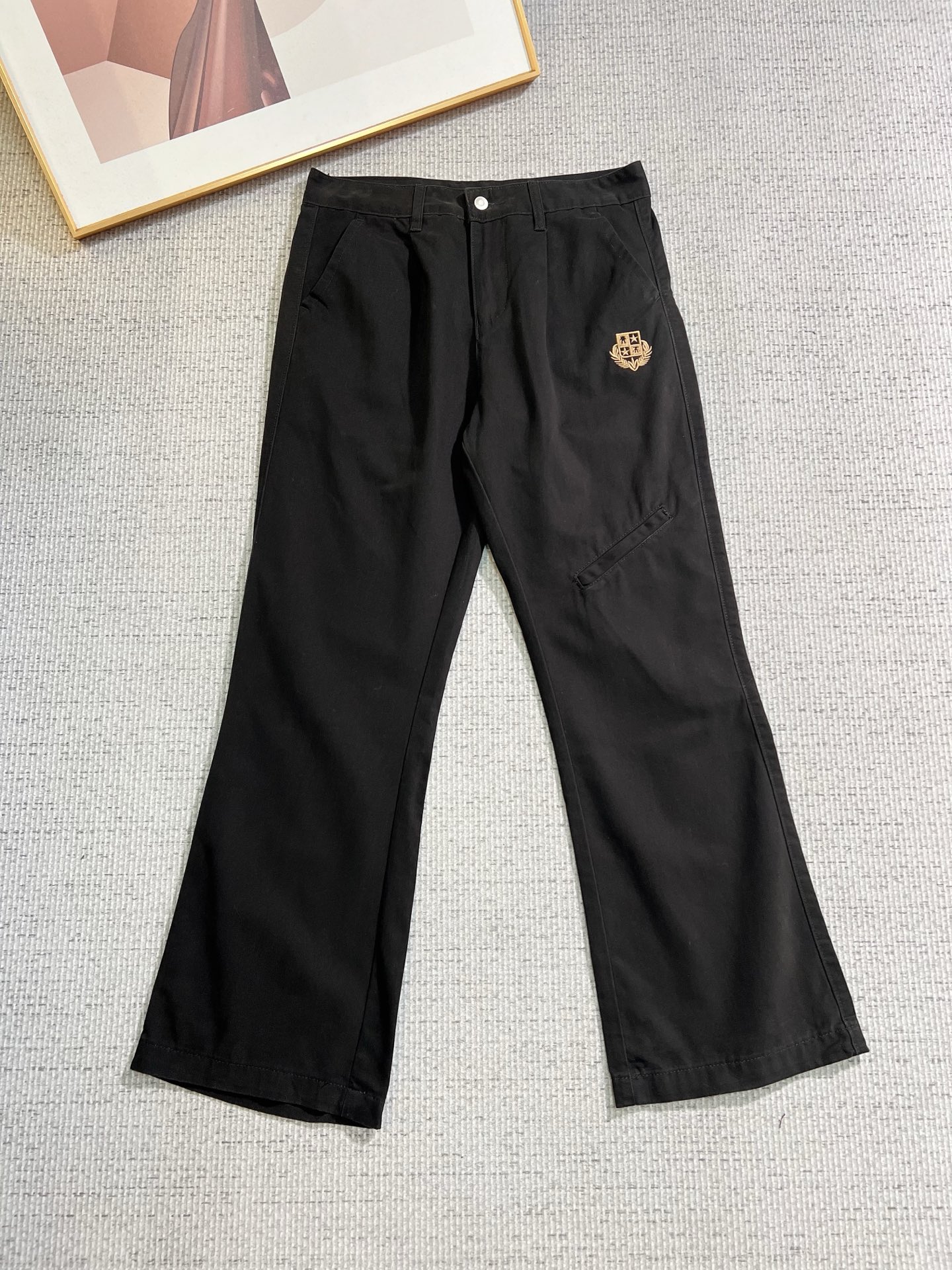 NO:736747,LP men's fashionable large-leg casual pants, official album and poster wear style!  High-grade imported denim raw color fabrics are supplied to customers, and the pure 13oz denim fabrics from Okayama, Japan are specially selected. Heavy-duty environmentally friendly plant enzyme washing process is used. The texture has a light retro color, which is quite beautiful and is very suitable for autumn and winter color matching. The fabric is soft and delicate after washing, but has strong bones and a slight stretch, providing an excellent comfortable experience. There is no damage from any technological elements throughout the body, retaining the purest tannin color!  The details throughout the body are perfect, exquisite and sophisticated. The latest leather label on the waist highlights the brand's characteristics. The hardware accessories, leather label and wiring all reflect the craftsmanship!  The silhouette is perfectly tailored and has excellent butt lift and slimming effect. It can be easily matched with any top in the wardrobe. It has wide compatibility and is suitable for various daily wear. The upper body is full of style. It is a must-have trousers for those who are obsessed with quality control and 1V!  Size 29-38 No 35 37,,loro piana,19860909LP 男士时尚潮流大裤脚休闲裤,官宣画册海报穿搭款！ 客供高级进口的丹宁原色面料,特选日本冈山纯正13oz 盎司牛仔布料,重磅环保植物酵素水洗工艺,肌理有着淡淡的复古色彩,相当漂亮,极符合秋冬的配色,面料经过水洗后柔软细腻,但筋骨感极强,且略带弹力,提供了绝佳的舒适体验,通身无任何工艺元素破坏,保留了最纯粹的丹宁本色！通身细节完美如斯,精湛且考究,最新的腰部皮标彰显了品牌特质,五金配件、皮标、走线无不体现出匠心工艺！版型剪裁完美,提臀修身效果绝佳,可轻松横扫衣橱任何的上装搭配,兼容性广泛,满足于日常各种穿搭,上身型款十足,于品质控及1V迷控者必入型裤装！ 尺码29-38 无35 37,,loro piana,,Men's clothing