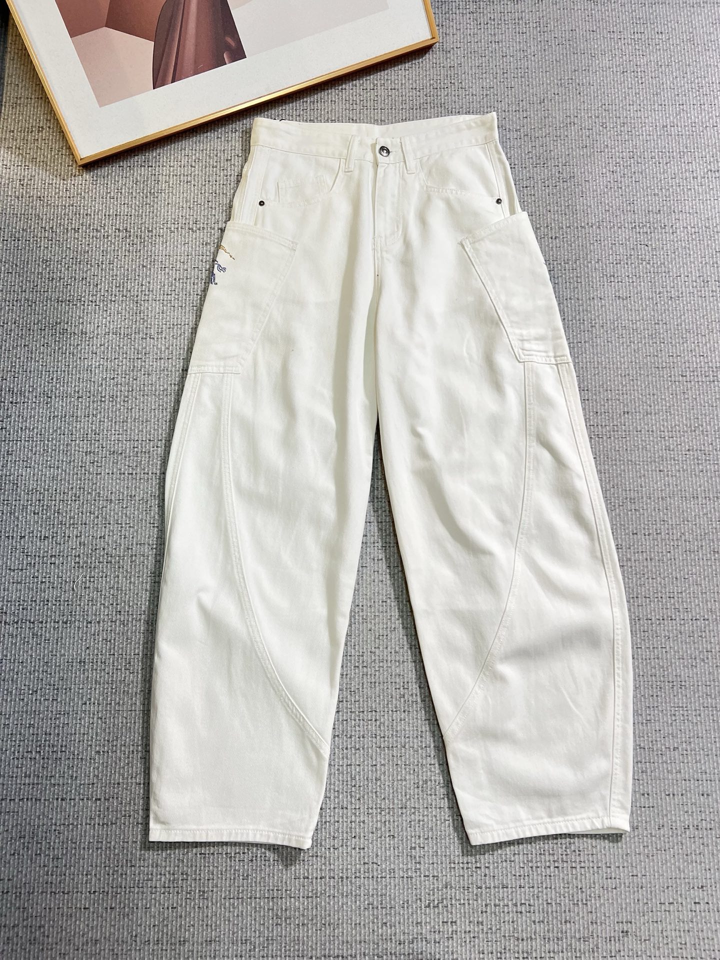 NO:736741,Burberry men's fashion trendy large-leg casual pants, official album and poster wear style!  High-grade imported denim raw color fabrics are supplied to customers, and the pure 13oz denim fabrics from Okayama, Japan are specially selected. Heavy-duty environmentally friendly plant enzyme washing process is used. The texture has a light retro color, which is quite beautiful and is very suitable for autumn and winter color matching. The fabric is soft and delicate after washing, but has strong bones and a slight stretch, providing an excellent comfortable experience. There is no damage from any technological elements throughout the body, retaining the purest tannin color!  The details throughout the body are perfect, exquisite and sophisticated. The latest leather label on the waist highlights the brand's characteristics. The hardware accessories, leather label and wiring all reflect the craftsmanship!  The silhouette is perfectly tailored and has excellent butt lift and slimming effect. It can be easily matched with any top in the wardrobe. It has wide compatibility and is suitable for various daily wear. The upper body is full of style. It is a must-have trousers for those who are obsessed with quality control and 1V!  Size 29-38 No 35 37,,burberry,burberry,19860909Burberry 巴宝莉 男士时尚潮流大裤脚休闲裤,官宣画册海报穿搭款！ 客供高级进口的丹宁原色面料,特选日本冈山纯正13oz 盎司牛仔布料,重磅环保植物酵素水洗工艺,肌理有着淡淡的复古色彩,相当漂亮,极符合秋冬的配色,面料经过水洗后柔软细腻,但筋骨感极强,且略带弹力,提供了绝佳的舒适体验,通身无任何工艺元素破坏,保留了最纯粹的丹宁本色！通身细节完美如斯,精湛且考究,最新的腰部皮标彰显了品牌特质,五金配件、皮标、走线无不体现出匠心工艺！版型剪裁完美,提臀修身效果绝佳,可轻松横扫衣橱任何的上装搭配,兼容性广泛,满足于日常各种穿搭,上身型款十足,于品质控及1V迷控者必入型裤装！ 尺码29-38 无35 37,,burberry,burberry,,Men's clothing