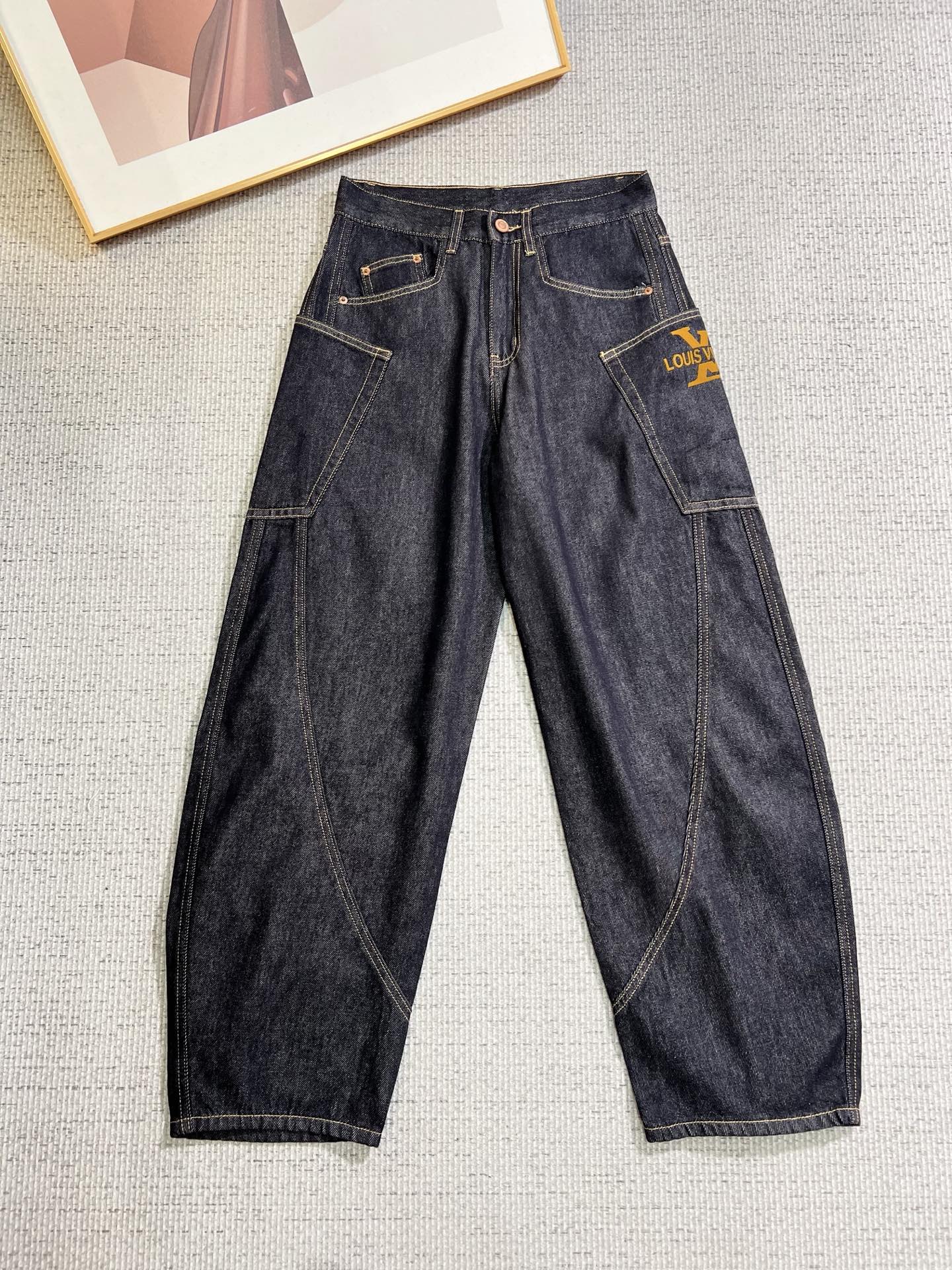 NO:736723,LV men's fashion trendy large hem jeans, official album and poster wear style!  High-grade imported denim raw color fabrics are supplied to customers, and the pure 13oz denim fabrics from Okayama, Japan are specially selected. Heavy-duty environmentally friendly plant enzyme washing process is used. The texture has a light retro color, which is quite beautiful and is very suitable for autumn and winter color matching. The fabric is soft and delicate after washing, but has strong bones and a slight stretch, providing an excellent comfortable experience. There is no damage from any technological elements throughout the body, retaining the purest tannin color!  The details throughout the body are perfect, exquisite and sophisticated. The latest leather label on the waist highlights the brand's characteristics. The hardware accessories, leather label and wiring all reflect the craftsmanship!  The silhouette is perfectly tailored and has excellent butt lift and slimming effect. It can be easily matched with any top in the wardrobe. It has wide compatibility and is suitable for various daily wear. The upper body is full of style. It is a must-have trousers for those who are obsessed with quality control and 1V!  Size 29-38 No 35 37,,louis vuitton,jeans,19860909LV 男士时尚潮流大裤脚牛仔裤,官宣画册海报穿搭款！ 客供高级进口的丹宁原色面料,特选日本冈山纯正13oz 盎司牛仔布料,重磅环保植物酵素水洗工艺,肌理有着淡淡的复古色彩,相当漂亮,极符合秋冬的配色,面料经过水洗后柔软细腻,但筋骨感极强,且略带弹力,提供了绝佳的舒适体验,通身无任何工艺元素破坏,保留了最纯粹的丹宁本色！通身细节完美如斯,精湛且考究,最新的腰部皮标彰显了品牌特质,五金配件、皮标、走线无不体现出匠心工艺！版型剪裁完美,提臀修身效果绝佳,可轻松横扫衣橱任何的上装搭配,兼容性广泛,满足于日常各种穿搭,上身型款十足,于品质控及1V迷控者必入型裤装！ 尺码29-38 无35 37,,louis vuitton,jeans,,Men's clothing