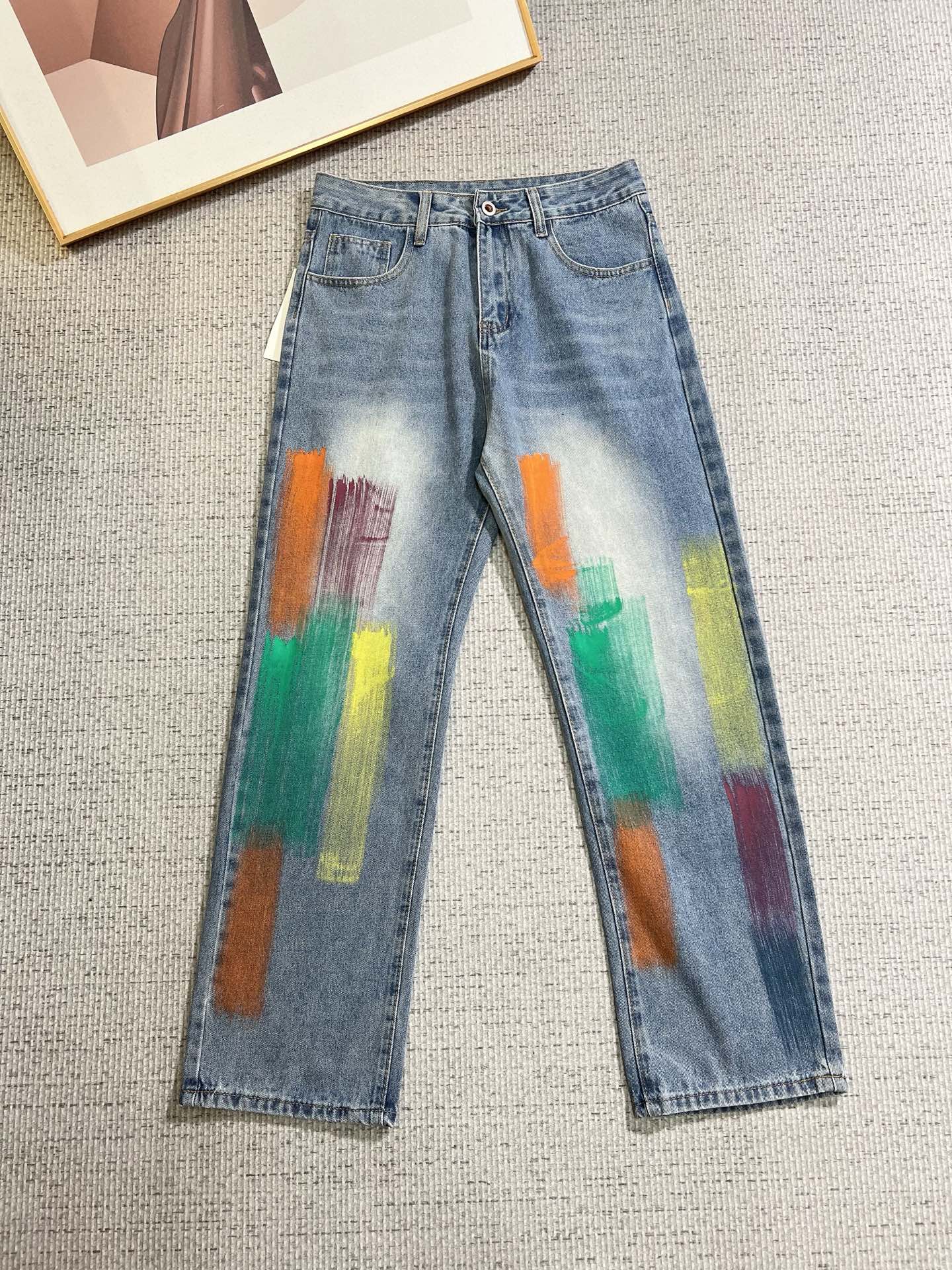 NO:736717,GUCCI men's fashion trendy large hem jeans, official album and poster wear style!  High-grade imported denim raw color fabrics are supplied to customers, and the pure 13oz denim fabrics from Okayama, Japan are specially selected. Heavy-duty environmentally friendly plant enzyme washing process is used. The texture has a light retro color, which is quite beautiful and is very suitable for autumn and winter color matching. The fabric is soft and delicate after washing, but has strong bones and a slight stretch, providing an excellent comfortable experience. There is no damage from any technological elements throughout the body, retaining the purest tannin color!  The details throughout the body are perfect, exquisite and sophisticated. The latest leather label on the waist highlights the brand's characteristics. The hardware accessories, leather label and wiring all reflect the craftsmanship!  The silhouette is perfectly tailored and has excellent butt lift and slimming effect. It can be easily matched with any top in the wardrobe. It has wide compatibility and is suitable for various daily wear. The upper body is full of style. It is a must-have trousers for those who are obsessed with quality control and 1V!  Size 29-38 No 35 37,,gucci,jeans,19860909GUCCI 古奇 男士时尚潮流大裤脚牛仔裤,官宣画册海报穿搭款！ 客供高级进口的丹宁原色面料,特选日本冈山纯正13oz 盎司牛仔布料,重磅环保植物酵素水洗工艺,肌理有着淡淡的复古色彩,相当漂亮,极符合秋冬的配色,面料经过水洗后柔软细腻,但筋骨感极强,且略带弹力,提供了绝佳的舒适体验,通身无任何工艺元素破坏,保留了最纯粹的丹宁本色！通身细节完美如斯,精湛且考究,最新的腰部皮标彰显了品牌特质,五金配件、皮标、走线无不体现出匠心工艺！版型剪裁完美,提臀修身效果绝佳,可轻松横扫衣橱任何的上装搭配,兼容性广泛,满足于日常各种穿搭,上身型款十足,于品质控及1V迷控者必入型裤装！ 尺码29-38 无35 37,,gucci,jeans,,Men's clothing