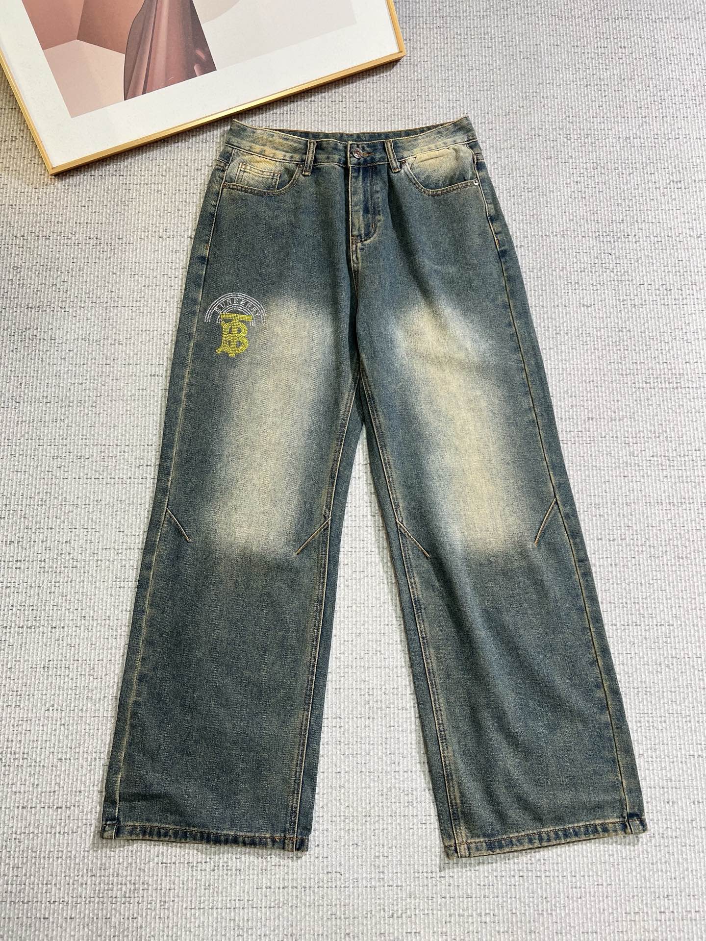 NO:736713,Burberry men's fashionable large-leg jeans, official album and poster wear style!  High-grade imported denim raw color fabrics are supplied to customers, and the pure 13oz denim fabrics from Okayama, Japan are specially selected. Heavy-duty environmentally friendly plant enzyme washing process is used. The texture has a light retro color, which is quite beautiful and is very suitable for autumn and winter color matching. The fabric is soft and delicate after washing, but has strong bones and a slight stretch, providing an excellent comfortable experience. There is no damage from any technological elements throughout the body, retaining the purest tannin color!  The details throughout the body are perfect, exquisite and sophisticated. The latest leather label on the waist highlights the brand's characteristics. The hardware accessories, leather label and wiring all reflect the craftsmanship!  The silhouette is perfectly tailored and has excellent butt lift and slimming effect. It can be easily matched with any top in the wardrobe. It has wide compatibility and is suitable for various daily wear. The upper body is full of style. It is a must-have trousers for those who are obsessed with quality control and 1V!  Size 29-38 No 35 37,,burberry,burberry,jeans,19860909Burberry 巴宝莉 男士时尚潮流大裤脚牛仔裤,官宣画册海报穿搭款！ 客供高级进口的丹宁原色面料,特选日本冈山纯正13oz 盎司牛仔布料,重磅环保植物酵素水洗工艺,肌理有着淡淡的复古色彩,相当漂亮,极符合秋冬的配色,面料经过水洗后柔软细腻,但筋骨感极强,且略带弹力,提供了绝佳的舒适体验,通身无任何工艺元素破坏,保留了最纯粹的丹宁本色！通身细节完美如斯,精湛且考究,最新的腰部皮标彰显了品牌特质,五金配件、皮标、走线无不体现出匠心工艺！版型剪裁完美,提臀修身效果绝佳,可轻松横扫衣橱任何的上装搭配,兼容性广泛,满足于日常各种穿搭,上身型款十足,于品质控及1V迷控者必入型裤装！ 尺码29-38 无35 37,,burberry,burberry,jeans,,Men's clothing
