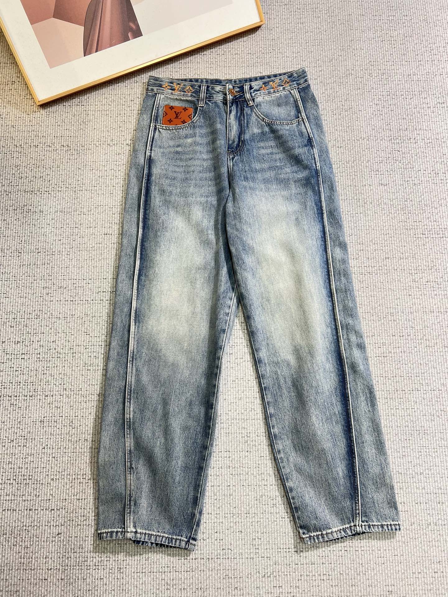 NO:736708,LV men's fashion trendy large hem jeans, official album and poster wear style!  High-grade imported denim raw color fabrics are supplied to customers, and the pure 13oz denim fabrics from Okayama, Japan are specially selected. Heavy-duty environmentally friendly plant enzyme washing process is used. The texture has a light retro color, which is quite beautiful and is very suitable for autumn and winter color matching. The fabric is soft and delicate after washing, but has strong bones and a slight stretch, providing an excellent comfortable experience. There is no damage from any technological elements throughout the body, retaining the purest tannin color!  The details throughout the body are perfect, exquisite and sophisticated. The latest leather label on the waist highlights the brand's characteristics. The hardware accessories, leather label and wiring all reflect the craftsmanship!  The silhouette is perfectly tailored and has excellent butt lift and slimming effect. It can be easily matched with any top in the wardrobe. It has wide compatibility and is suitable for various daily wear. The upper body is full of style. It is a must-have trousers for those who are obsessed with quality control and 1V!  Size 29-38 No 35 37,,louis vuitton,jeans,19860909LV 男士时尚潮流大裤脚牛仔裤,官宣画册海报穿搭款！ 客供高级进口的丹宁原色面料,特选日本冈山纯正13oz 盎司牛仔布料,重磅环保植物酵素水洗工艺,肌理有着淡淡的复古色彩,相当漂亮,极符合秋冬的配色,面料经过水洗后柔软细腻,但筋骨感极强,且略带弹力,提供了绝佳的舒适体验,通身无任何工艺元素破坏,保留了最纯粹的丹宁本色！通身细节完美如斯,精湛且考究,最新的腰部皮标彰显了品牌特质,五金配件、皮标、走线无不体现出匠心工艺！版型剪裁完美,提臀修身效果绝佳,可轻松横扫衣橱任何的上装搭配,兼容性广泛,满足于日常各种穿搭,上身型款十足,于品质控及1V迷控者必入型裤装！ 尺码29-38 无35 37,,louis vuitton,jeans,,Men's clothing