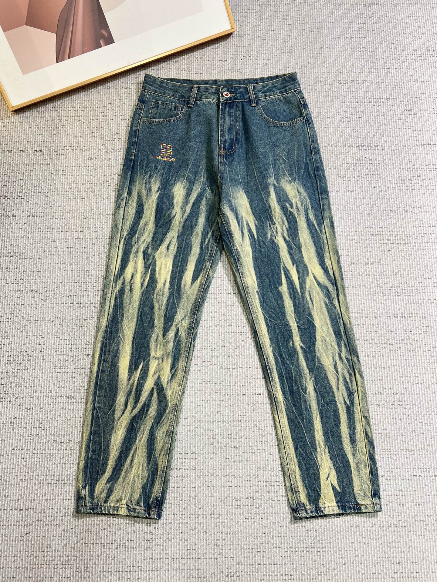 NO:736703,Balenciaga men's fashionable large-leg jeans, official album and poster outfit!  High-grade imported denim raw color fabrics are supplied to customers, and the pure 13oz denim fabrics from Okayama, Japan are specially selected. Heavy-duty environmentally friendly plant enzyme washing process is used. The texture has a light retro color, which is quite beautiful and is very suitable for autumn and winter color matching. The fabric is soft and delicate after washing, but has strong bones and a slight stretch, providing an excellent comfortable experience. There is no damage from any technological elements throughout the body, retaining the purest tannin color!  The details throughout the body are perfect, exquisite and sophisticated. The latest leather label on the waist highlights the brand's characteristics. The hardware accessories, leather label and wiring all reflect the craftsmanship!  The silhouette is perfectly tailored and has excellent butt lift and slimming effect. It can be easily matched with any top in the wardrobe. It has wide compatibility and is suitable for various daily wear. The upper body is full of style. It is a must-have trousers for those who are obsessed with quality control and 1V!  Size 29-38 No 35 37,,balenciaga,jeans,19860909巴黎世家 男士时尚潮流大裤脚牛仔裤,官宣画册海报穿搭款！ 客供高级进口的丹宁原色面料,特选日本冈山纯正13oz 盎司牛仔布料,重磅环保植物酵素水洗工艺,肌理有着淡淡的复古色彩,相当漂亮,极符合秋冬的配色,面料经过水洗后柔软细腻,但筋骨感极强,且略带弹力,提供了绝佳的舒适体验,通身无任何工艺元素破坏,保留了最纯粹的丹宁本色！通身细节完美如斯,精湛且考究,最新的腰部皮标彰显了品牌特质,五金配件、皮标、走线无不体现出匠心工艺！版型剪裁完美,提臀修身效果绝佳,可轻松横扫衣橱任何的上装搭配,兼容性广泛,满足于日常各种穿搭,上身型款十足,于品质控及1V迷控者必入型裤装！ 尺码29-38 无35 37,,balenciaga,jeans,,Men's clothing