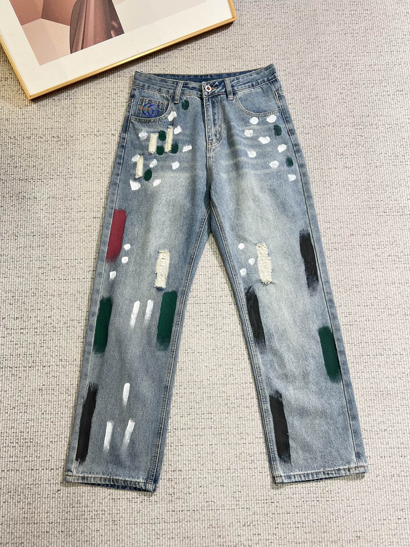 NO:736698,GUCCI men's fashion trendy large hem jeans, official album and poster wear style!  High-grade imported denim raw color fabrics are supplied to customers, and the pure 13oz denim fabrics from Okayama, Japan are specially selected. Heavy-duty environmentally friendly plant enzyme washing process is used. The texture has a light retro color, which is quite beautiful and is very suitable for autumn and winter color matching. The fabric is soft and delicate after washing, but has strong bones and a slight stretch, providing an excellent comfortable experience. There is no damage from any technological elements throughout the body, retaining the purest tannin color!  The details throughout the body are perfect, exquisite and sophisticated. The latest leather label on the waist highlights the brand's characteristics. The hardware accessories, leather label and wiring all reflect the craftsmanship!  The silhouette is perfectly tailored and has excellent butt lift and slimming effect. It can be easily matched with any top in the wardrobe. It has wide compatibility and is suitable for various daily wear. The upper body is full of style. It is a must-have trousers for those who are obsessed with quality control and 1V!  Size 29-38 No 35 37,,gucci,jeans,19860909GUCCI 古奇 男士时尚潮流大裤脚牛仔裤,官宣画册海报穿搭款！ 客供高级进口的丹宁原色面料,特选日本冈山纯正13oz 盎司牛仔布料,重磅环保植物酵素水洗工艺,肌理有着淡淡的复古色彩,相当漂亮,极符合秋冬的配色,面料经过水洗后柔软细腻,但筋骨感极强,且略带弹力,提供了绝佳的舒适体验,通身无任何工艺元素破坏,保留了最纯粹的丹宁本色！通身细节完美如斯,精湛且考究,最新的腰部皮标彰显了品牌特质,五金配件、皮标、走线无不体现出匠心工艺！版型剪裁完美,提臀修身效果绝佳,可轻松横扫衣橱任何的上装搭配,兼容性广泛,满足于日常各种穿搭,上身型款十足,于品质控及1V迷控者必入型裤装！ 尺码29-38 无35 37,,gucci,jeans,,Men's clothing