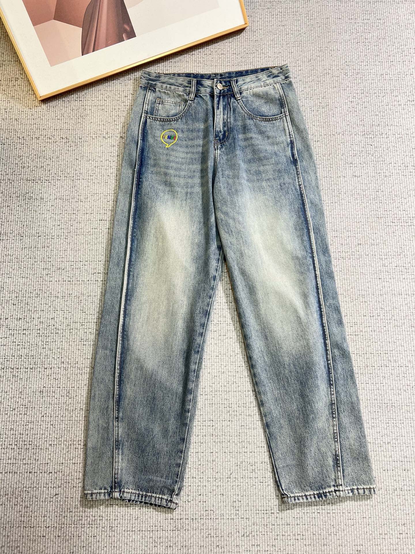 NO:736693,FENDI Fendi men's fashionable large-leg jeans, official album and poster wear style!  High-grade imported denim raw color fabrics are supplied to customers, and the pure 13oz denim fabrics from Okayama, Japan are specially selected. Heavy-duty environmentally friendly plant enzyme washing process is used. The texture has a light retro color, which is quite beautiful and is very suitable for autumn and winter color matching. The fabric is soft and delicate after washing, but has strong bones and a slight stretch, providing an excellent comfortable experience. There is no damage from any technological elements throughout the body, retaining the purest tannin color!  The details throughout the body are perfect, exquisite and sophisticated. The latest leather label on the waist highlights the brand's characteristics. The hardware accessories, leather label and wiring all reflect the craftsmanship!  The silhouette is perfectly tailored and has excellent butt lift and slimming effect. It can be easily matched with any top in the wardrobe. It has wide compatibility and is suitable for various daily wear. The upper body is full of style. It is a must-have trousers for those who are obsessed with quality control and 1V!  Size 29-38 No 35 37,,fendi,fendi,jeans,19860909FENDI 芬迪 男士时尚潮流大裤脚牛仔裤,官宣画册海报穿搭款！ 客供高级进口的丹宁原色面料,特选日本冈山纯正13oz 盎司牛仔布料,重磅环保植物酵素水洗工艺,肌理有着淡淡的复古色彩,相当漂亮,极符合秋冬的配色,面料经过水洗后柔软细腻,但筋骨感极强,且略带弹力,提供了绝佳的舒适体验,通身无任何工艺元素破坏,保留了最纯粹的丹宁本色！通身细节完美如斯,精湛且考究,最新的腰部皮标彰显了品牌特质,五金配件、皮标、走线无不体现出匠心工艺！版型剪裁完美,提臀修身效果绝佳,可轻松横扫衣橱任何的上装搭配,兼容性广泛,满足于日常各种穿搭,上身型款十足,于品质控及1V迷控者必入型裤装！ 尺码29-38 无35 37,,fendi,fendi,jeans,,Men's clothing