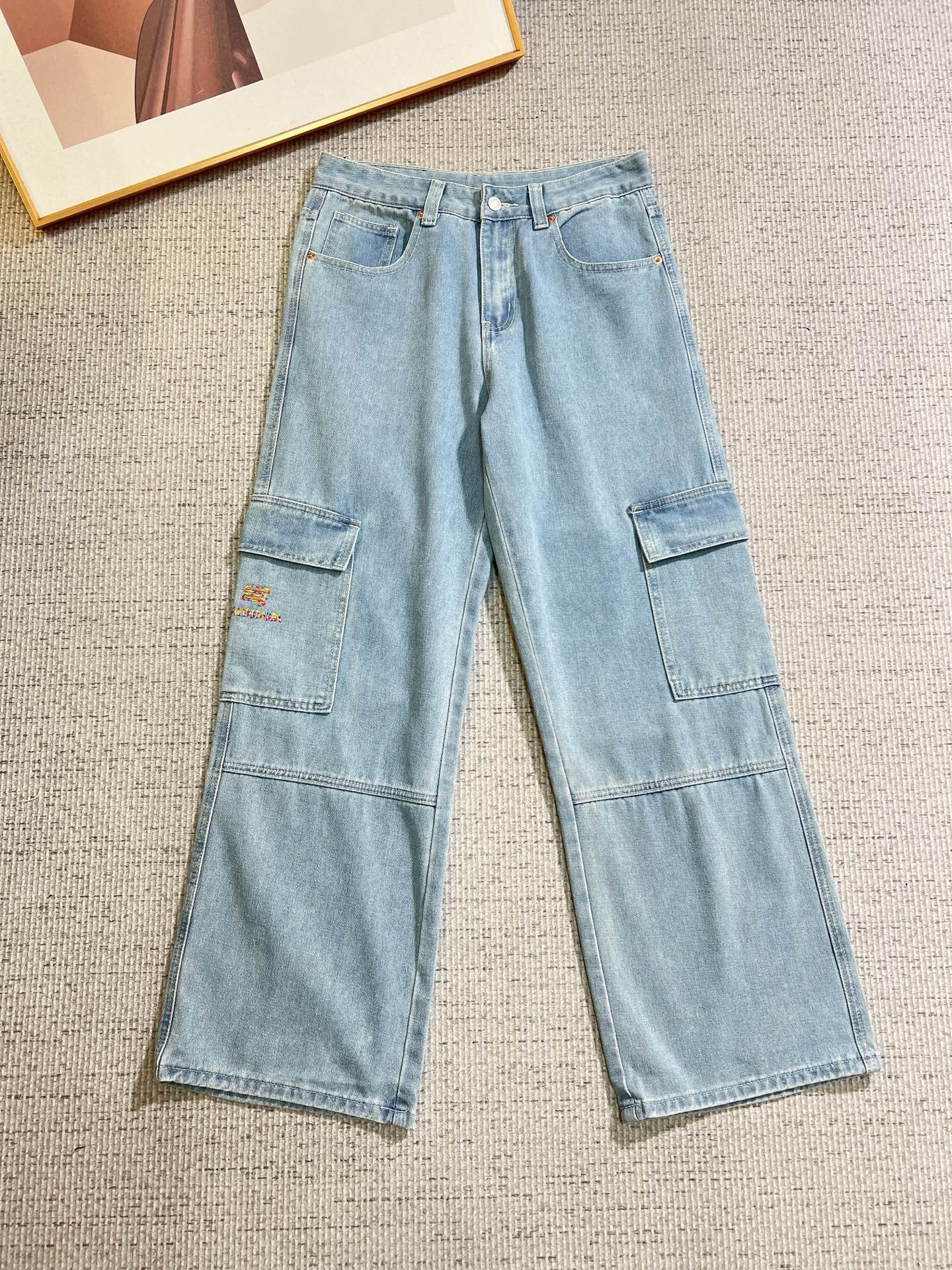 NO:736690,Balenciaga men's fashionable large-leg jeans, official album and poster outfit!  High-grade imported denim raw color fabrics are supplied to customers, and the pure 13oz denim fabrics from Okayama, Japan are specially selected. Heavy-duty environmentally friendly plant enzyme washing process is used. The texture has a light retro color, which is quite beautiful and is very suitable for autumn and winter color matching. The fabric is soft and delicate after washing, but has strong bones and a slight stretch, providing an excellent comfortable experience. There is no damage from any technological elements throughout the body, retaining the purest tannin color!  The details throughout the body are perfect, exquisite and sophisticated. The latest leather label on the waist highlights the brand's characteristics. The hardware accessories, leather label and wiring all reflect the craftsmanship!  The silhouette is perfectly tailored and has excellent butt lift and slimming effect. It can be easily matched with any top in the wardrobe. It has wide compatibility and is suitable for various daily wear. The upper body is full of style. It is a must-have trousers for those who are obsessed with quality control and 1V!  Size 29-38 No 35 37,,balenciaga,jeans,19860909巴黎世家 男士时尚潮流大裤脚牛仔裤,官宣画册海报穿搭款！ 客供高级进口的丹宁原色面料,特选日本冈山纯正13oz 盎司牛仔布料,重磅环保植物酵素水洗工艺,肌理有着淡淡的复古色彩,相当漂亮,极符合秋冬的配色,面料经过水洗后柔软细腻,但筋骨感极强,且略带弹力,提供了绝佳的舒适体验,通身无任何工艺元素破坏,保留了最纯粹的丹宁本色！通身细节完美如斯,精湛且考究,最新的腰部皮标彰显了品牌特质,五金配件、皮标、走线无不体现出匠心工艺！版型剪裁完美,提臀修身效果绝佳,可轻松横扫衣橱任何的上装搭配,兼容性广泛,满足于日常各种穿搭,上身型款十足,于品质控及1V迷控者必入型裤装！ 尺码29-38 无35 37,,balenciaga,jeans,,Men's clothing