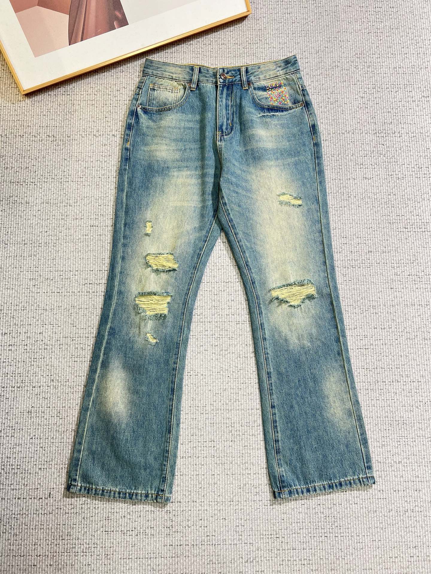 NO:736686,Loewe men's fashionable large-leg jeans, official album and poster outfit!  High-grade imported denim raw color fabrics are supplied to customers, and the pure 13oz denim fabrics from Okayama, Japan are specially selected. Heavy-duty environmentally friendly plant enzyme washing process is used. The texture has a light retro color, which is quite beautiful and is very suitable for autumn and winter color matching. The fabric is soft and delicate after washing, but has strong bones and a slight stretch, providing an excellent comfortable experience. There is no damage from any technological elements throughout the body, retaining the purest tannin color!  The details throughout the body are perfect, exquisite and sophisticated. The latest leather label on the waist highlights the brand's characteristics. The hardware accessories, leather label and wiring all reflect the craftsmanship!  The silhouette is perfectly tailored and has excellent butt lift and slimming effect. It can be easily matched with any top in the wardrobe. It has wide compatibility and is suitable for various daily wear. The upper body is full of style. It is a must-have trousers for those who are obsessed with quality control and 1V!  Size 29-38 No 35 37,,loewe,jeans,19860909罗意威 男士时尚潮流大裤脚牛仔裤,官宣画册海报穿搭款！ 客供高级进口的丹宁原色面料,特选日本冈山纯正13oz 盎司牛仔布料,重磅环保植物酵素水洗工艺,肌理有着淡淡的复古色彩,相当漂亮,极符合秋冬的配色,面料经过水洗后柔软细腻,但筋骨感极强,且略带弹力,提供了绝佳的舒适体验,通身无任何工艺元素破坏,保留了最纯粹的丹宁本色！通身细节完美如斯,精湛且考究,最新的腰部皮标彰显了品牌特质,五金配件、皮标、走线无不体现出匠心工艺！版型剪裁完美,提臀修身效果绝佳,可轻松横扫衣橱任何的上装搭配,兼容性广泛,满足于日常各种穿搭,上身型款十足,于品质控及1V迷控者必入型裤装！ 尺码29-38 无35 37,,loewe,jeans,,Men's clothing