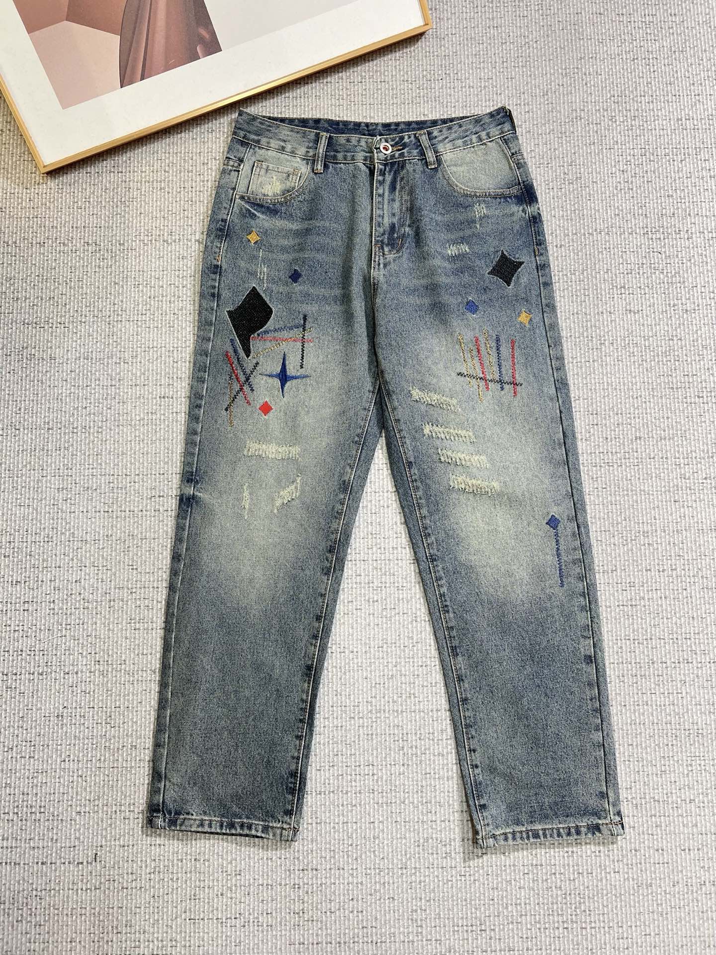 NO:736682,LV men's fashion trendy large hem jeans, official album and poster wear style!  High-grade imported denim raw color fabrics are supplied to customers, and the pure 13oz denim fabrics from Okayama, Japan are specially selected. Heavy-duty environmentally friendly plant enzyme washing process is used. The texture has a light retro color, which is quite beautiful and is very suitable for autumn and winter color matching. The fabric is soft and delicate after washing, but has strong bones and a slight stretch, providing an excellent comfortable experience. There is no damage from any technological elements throughout the body, retaining the purest tannin color!  The details throughout the body are perfect, exquisite and sophisticated. The latest leather label on the waist highlights the brand's characteristics. The hardware accessories, leather label and wiring all reflect the craftsmanship!  The silhouette is perfectly tailored and has excellent butt lift and slimming effect. It can be easily matched with any top in the wardrobe. It has wide compatibility and is suitable for various daily wear. The upper body is full of style. It is a must-have trousers for those who are obsessed with quality control and 1V!  Size 29-38 No 35 37,,louis vuitton,jeans,19860909LV 男士时尚潮流大裤脚牛仔裤,官宣画册海报穿搭款！ 客供高级进口的丹宁原色面料,特选日本冈山纯正13oz 盎司牛仔布料,重磅环保植物酵素水洗工艺,肌理有着淡淡的复古色彩,相当漂亮,极符合秋冬的配色,面料经过水洗后柔软细腻,但筋骨感极强,且略带弹力,提供了绝佳的舒适体验,通身无任何工艺元素破坏,保留了最纯粹的丹宁本色！通身细节完美如斯,精湛且考究,最新的腰部皮标彰显了品牌特质,五金配件、皮标、走线无不体现出匠心工艺！版型剪裁完美,提臀修身效果绝佳,可轻松横扫衣橱任何的上装搭配,兼容性广泛,满足于日常各种穿搭,上身型款十足,于品质控及1V迷控者必入型裤装！ 尺码29-38 无35 37,,louis vuitton,jeans,,Men's clothing