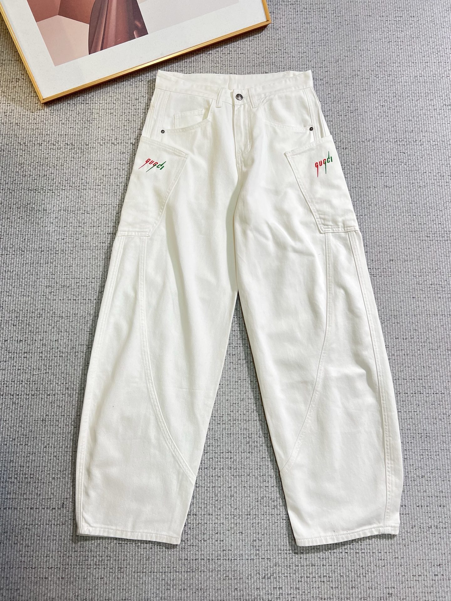 NO:736678,GUCCI men's fashion trendy large hem jeans, official album and poster wear style!  High-grade imported denim raw color fabrics are supplied to customers, and the pure 13oz denim fabrics from Okayama, Japan are specially selected. Heavy-duty environmentally friendly plant enzyme washing process is used. The texture has a light retro color, which is quite beautiful and is very suitable for autumn and winter color matching. The fabric is soft and delicate after washing, but has strong bones and a slight stretch, providing an excellent comfortable experience. There is no damage from any technological elements throughout the body, retaining the purest tannin color!  The details throughout the body are perfect, exquisite and sophisticated. The latest leather label on the waist highlights the brand's characteristics. The hardware accessories, leather label and wiring all reflect the craftsmanship!  The silhouette is perfectly tailored and has excellent butt lift and slimming effect. It can be easily matched with any top in the wardrobe. It has wide compatibility and is suitable for various daily wear. The upper body is full of style. It is a must-have trousers for those who are obsessed with quality control and 1V!  Size 29-38 No 35 37,,gucci,jeans,19860909GUCCI 古奇 男士时尚潮流大裤脚牛仔裤,官宣画册海报穿搭款！ 客供高级进口的丹宁原色面料,特选日本冈山纯正13oz 盎司牛仔布料,重磅环保植物酵素水洗工艺,肌理有着淡淡的复古色彩,相当漂亮,极符合秋冬的配色,面料经过水洗后柔软细腻,但筋骨感极强,且略带弹力,提供了绝佳的舒适体验,通身无任何工艺元素破坏,保留了最纯粹的丹宁本色！通身细节完美如斯,精湛且考究,最新的腰部皮标彰显了品牌特质,五金配件、皮标、走线无不体现出匠心工艺！版型剪裁完美,提臀修身效果绝佳,可轻松横扫衣橱任何的上装搭配,兼容性广泛,满足于日常各种穿搭,上身型款十足,于品质控及1V迷控者必入型裤装！ 尺码29-38 无35 37,,gucci,jeans,,Men's clothing