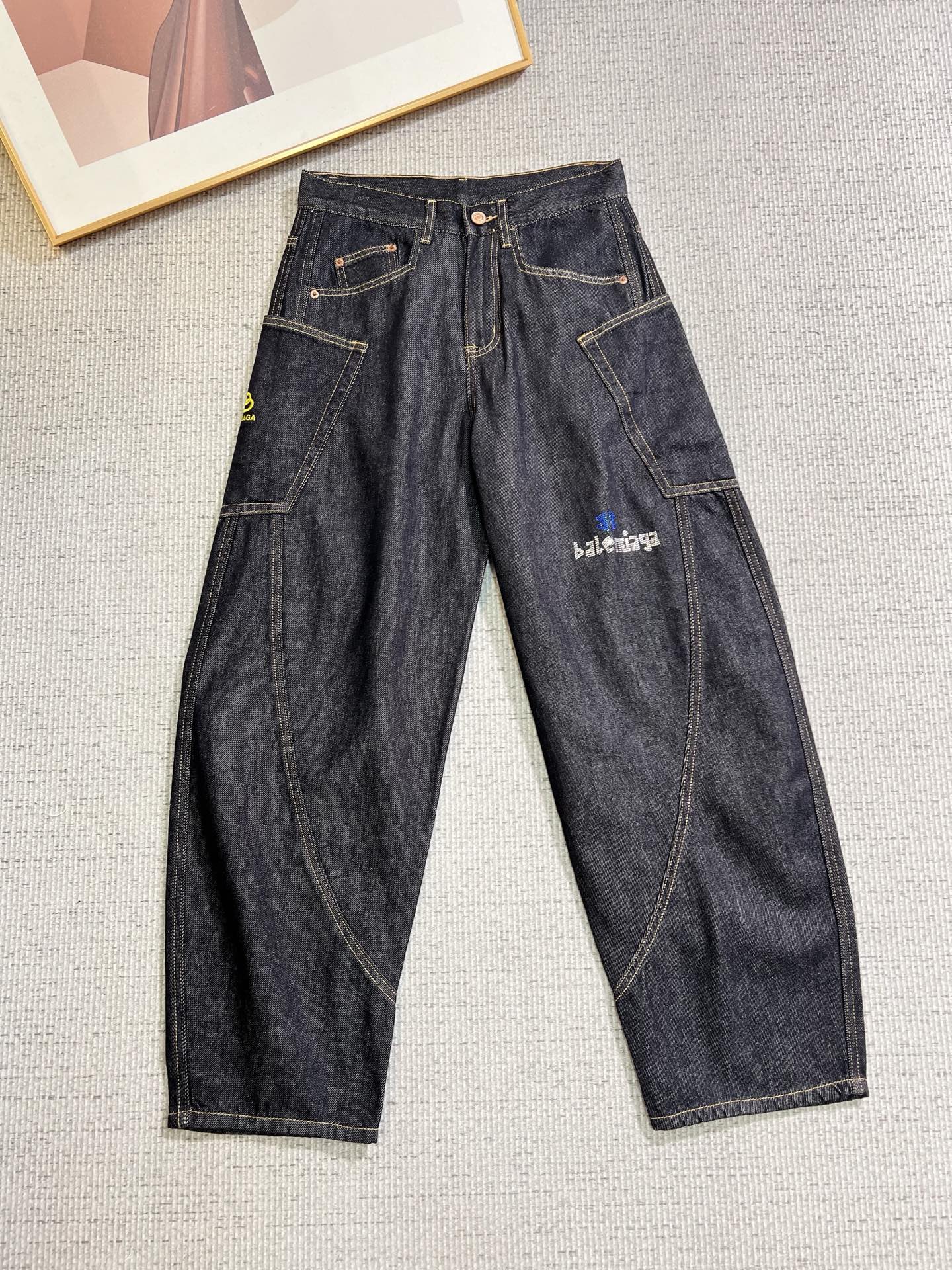 NO:736673,Balenciaga men's fashionable large-leg jeans, official album and poster outfit!  High-grade imported denim raw color fabrics are supplied to customers, and the pure 13oz denim fabrics from Okayama, Japan are specially selected. Heavy-duty environmentally friendly plant enzyme washing process is used. The texture has a light retro color, which is quite beautiful and is very suitable for autumn and winter color matching. The fabric is soft and delicate after washing, but has strong bones and a slight stretch, providing an excellent comfortable experience. There is no damage from any technological elements throughout the body, retaining the purest tannin color!  The details throughout the body are perfect, exquisite and sophisticated. The latest leather label on the waist highlights the brand's characteristics. The hardware accessories, leather label and wiring all reflect the craftsmanship!  The silhouette is perfectly tailored and has excellent butt lift and slimming effect. It can be easily matched with any top in the wardrobe. It has wide compatibility and is suitable for various daily wear. The upper body is full of style. It is a must-have trousers for those who are obsessed with quality control and 1V!  Size 29-38 No 35 37,,balenciaga,jeans,19860909巴黎世家 男士时尚潮流大裤脚牛仔裤,官宣画册海报穿搭款！ 客供高级进口的丹宁原色面料,特选日本冈山纯正13oz 盎司牛仔布料,重磅环保植物酵素水洗工艺,肌理有着淡淡的复古色彩,相当漂亮,极符合秋冬的配色,面料经过水洗后柔软细腻,但筋骨感极强,且略带弹力,提供了绝佳的舒适体验,通身无任何工艺元素破坏,保留了最纯粹的丹宁本色！通身细节完美如斯,精湛且考究,最新的腰部皮标彰显了品牌特质,五金配件、皮标、走线无不体现出匠心工艺！版型剪裁完美,提臀修身效果绝佳,可轻松横扫衣橱任何的上装搭配,兼容性广泛,满足于日常各种穿搭,上身型款十足,于品质控及1V迷控者必入型裤装！ 尺码29-38 无35 37,,balenciaga,jeans,,Men's clothing