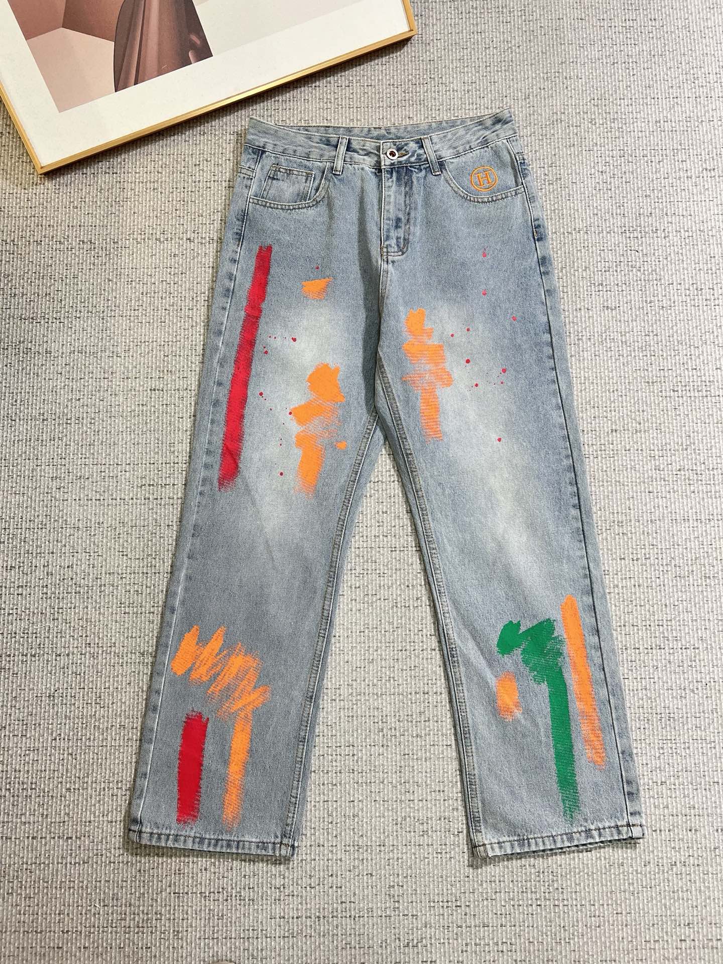 NO:736707,Hermès men's fashionable large-leg jeans, official album and poster style!  High-grade imported denim raw color fabrics are supplied to customers, and the pure 13oz denim fabrics from Okayama, Japan are specially selected. Heavy-duty environmentally friendly plant enzyme washing process is used. The texture has a light retro color, which is quite beautiful and is very suitable for autumn and winter color matching. The fabric is soft and delicate after washing, but has strong bones and a slight stretch, providing an excellent comfortable experience. There is no damage from any technological elements throughout the body, retaining the purest tannin color!  The details throughout the body are perfect, exquisite and sophisticated. The latest leather label on the waist highlights the brand's characteristics. The hardware accessories, leather label and wiring all reflect the craftsmanship!  The silhouette is perfectly tailored and has excellent butt lift and slimming effect. It can be easily matched with any top in the wardrobe. It has wide compatibility and is suitable for various daily wear. The upper body is full of style. It is a must-have trousers for those who are obsessed with quality control and 1V!  Size 29-38 No 35 37,,hermes,jeans,19860909爱马仕 男士时尚潮流大裤脚牛仔裤,官宣画册海报穿搭款！ 客供高级进口的丹宁原色面料,特选日本冈山纯正13oz 盎司牛仔布料,重磅环保植物酵素水洗工艺,肌理有着淡淡的复古色彩,相当漂亮,极符合秋冬的配色,面料经过水洗后柔软细腻,但筋骨感极强,且略带弹力,提供了绝佳的舒适体验,通身无任何工艺元素破坏,保留了最纯粹的丹宁本色！通身细节完美如斯,精湛且考究,最新的腰部皮标彰显了品牌特质,五金配件、皮标、走线无不体现出匠心工艺！版型剪裁完美,提臀修身效果绝佳,可轻松横扫衣橱任何的上装搭配,兼容性广泛,满足于日常各种穿搭,上身型款十足,于品质控及1V迷控者必入型裤装！ 尺码29-38 无35 37,,hermes,jeans,,Men's clothing