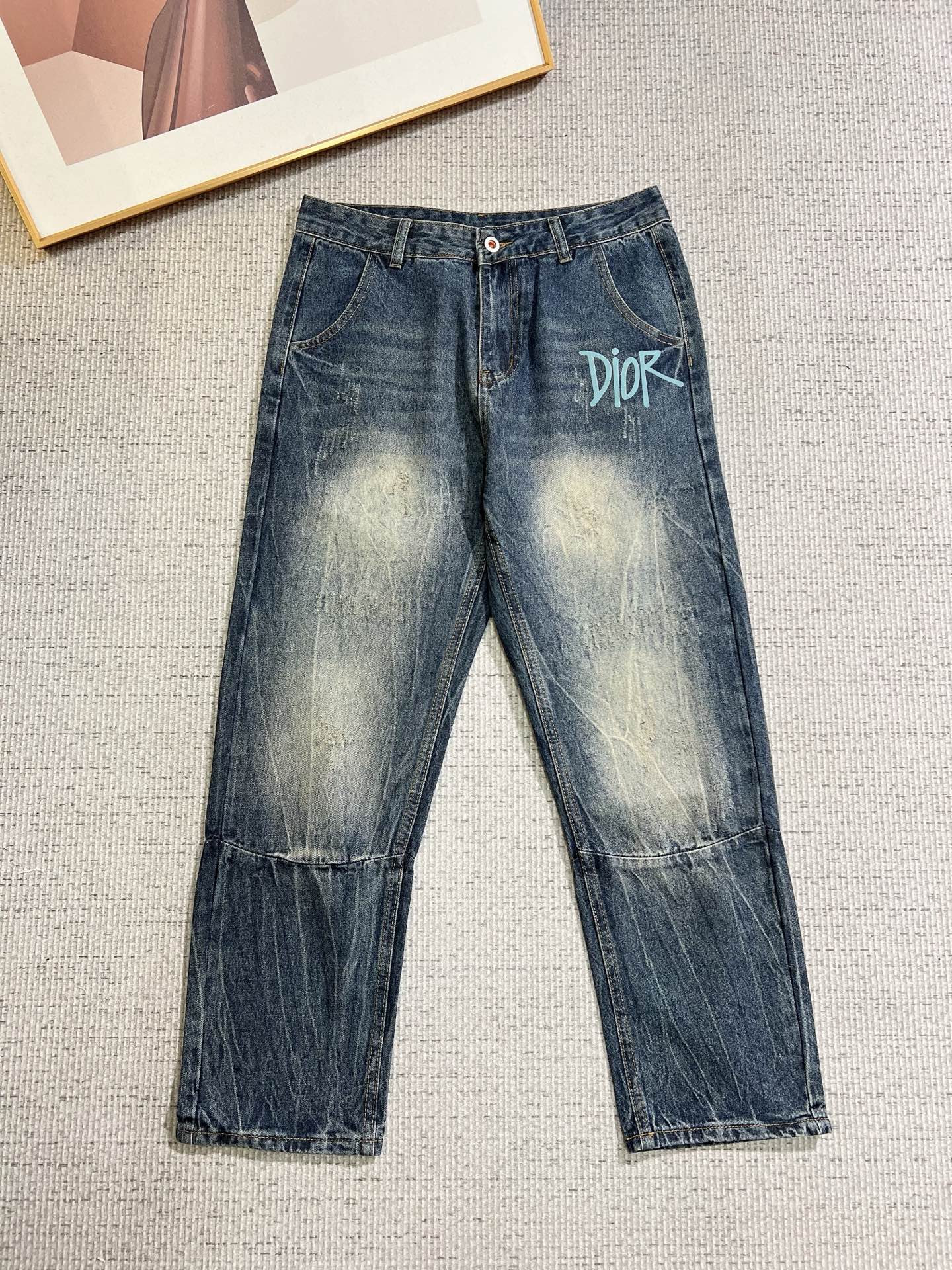 NO:736702,Dior Dior men's fashionable large-leg jeans, official album and poster wear style!  High-grade imported denim raw color fabrics are supplied to customers, and the pure 13oz denim fabrics from Okayama, Japan are specially selected. Heavy-duty environmentally friendly plant enzyme washing process is used. The texture has a light retro color, which is quite beautiful and is very suitable for autumn and winter color matching. The fabric is soft and delicate after washing, but has strong bones and a slight stretch, providing an excellent comfortable experience. There is no damage from any technological elements throughout the body, retaining the purest tannin color!  The details throughout the body are perfect, exquisite and sophisticated. The latest leather label on the waist highlights the brand's characteristics. The hardware accessories, leather label and wiring all reflect the craftsmanship!  The silhouette is perfectly tailored and has excellent butt lift and slimming effect. It can be easily matched with any top in the wardrobe. It has wide compatibility and is suitable for various daily wear. The upper body is full of style. It is a must-have trousers for those who are obsessed with quality control and 1V!  Size 29-38 No 35 37,,dior,dior,jeans,19860909Dior 迪奥 男士时尚潮流大裤脚牛仔裤,官宣画册海报穿搭款！ 客供高级进口的丹宁原色面料,特选日本冈山纯正13oz 盎司牛仔布料,重磅环保植物酵素水洗工艺,肌理有着淡淡的复古色彩,相当漂亮,极符合秋冬的配色,面料经过水洗后柔软细腻,但筋骨感极强,且略带弹力,提供了绝佳的舒适体验,通身无任何工艺元素破坏,保留了最纯粹的丹宁本色！通身细节完美如斯,精湛且考究,最新的腰部皮标彰显了品牌特质,五金配件、皮标、走线无不体现出匠心工艺！版型剪裁完美,提臀修身效果绝佳,可轻松横扫衣橱任何的上装搭配,兼容性广泛,满足于日常各种穿搭,上身型款十足,于品质控及1V迷控者必入型裤装！ 尺码29-38 无35 37,,dior,dior,jeans,,Men's clothing