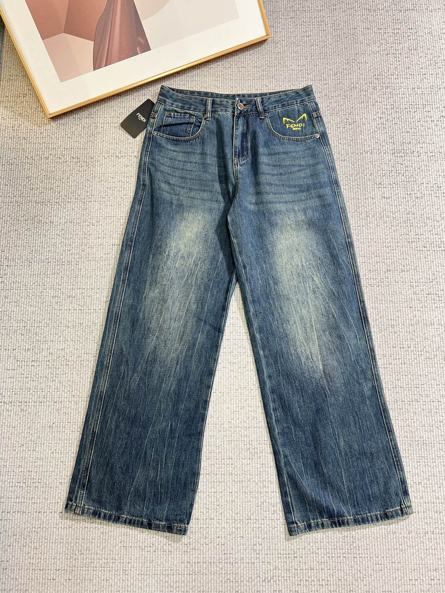 NO:736697,FENDI Fendi men's fashionable large-leg jeans, official album and poster wear style!  High-grade imported denim raw color fabrics are supplied to customers, and the pure 13oz denim fabrics from Okayama, Japan are specially selected. Heavy-duty environmentally friendly plant enzyme washing process is used. The texture has a light retro color, which is quite beautiful and is very suitable for autumn and winter color matching. The fabric is soft and delicate after washing, but has strong bones and a slight stretch, providing an excellent comfortable experience. There is no damage from any technological elements throughout the body, retaining the purest tannin color!  The details throughout the body are perfect, exquisite and sophisticated. The latest leather label on the waist highlights the brand's characteristics. The hardware accessories, leather label and wiring all reflect the craftsmanship!  The silhouette is perfectly tailored and has excellent butt lift and slimming effect. It can be easily matched with any top in the wardrobe. It has wide compatibility and is suitable for various daily wear. The upper body is full of style. It is a must-have trousers for those who are obsessed with quality control and 1V!  Size 29-38 No 35 37,,fendi,fendi,jeans,19860909FENDI 芬迪 男士时尚潮流大裤脚牛仔裤,官宣画册海报穿搭款！ 客供高级进口的丹宁原色面料,特选日本冈山纯正13oz 盎司牛仔布料,重磅环保植物酵素水洗工艺,肌理有着淡淡的复古色彩,相当漂亮,极符合秋冬的配色,面料经过水洗后柔软细腻,但筋骨感极强,且略带弹力,提供了绝佳的舒适体验,通身无任何工艺元素破坏,保留了最纯粹的丹宁本色！通身细节完美如斯,精湛且考究,最新的腰部皮标彰显了品牌特质,五金配件、皮标、走线无不体现出匠心工艺！版型剪裁完美,提臀修身效果绝佳,可轻松横扫衣橱任何的上装搭配,兼容性广泛,满足于日常各种穿搭,上身型款十足,于品质控及1V迷控者必入型裤装！ 尺码29-38 无35 37,,fendi,fendi,jeans,,Men's clothing