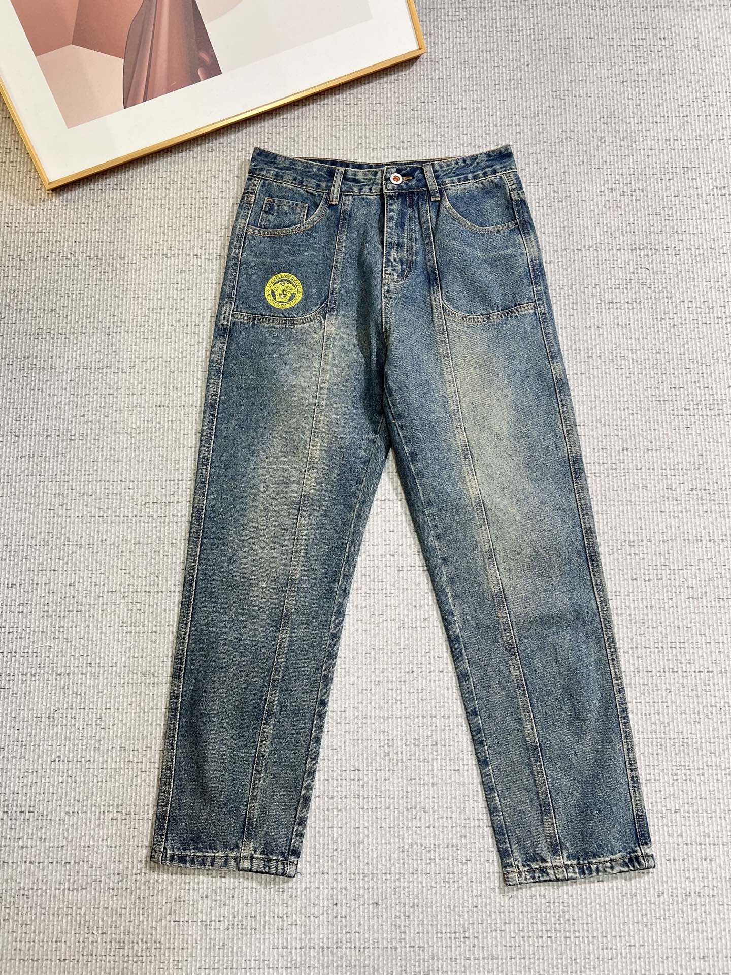 NO:736692,Versace men's fashion trendy large hem jeans, official album and poster style!  High-grade imported denim raw color fabrics are supplied to customers, and the pure 13oz denim fabrics from Okayama, Japan are specially selected. Heavy-duty environmentally friendly plant enzyme washing process is used. The texture has a light retro color, which is quite beautiful and is very suitable for autumn and winter color matching. The fabric is soft and delicate after washing, but has strong bones and a slight stretch, providing an excellent comfortable experience. There is no damage from any technological elements throughout the body, retaining the purest tannin color!  The details throughout the body are perfect, exquisite and sophisticated. The latest leather label on the waist highlights the brand's characteristics. The hardware accessories, leather label and wiring all reflect the craftsmanship!  The silhouette is perfectly tailored and has excellent butt lift and slimming effect. It can be easily matched with any top in the wardrobe. It has wide compatibility and is suitable for various daily wear. The upper body is full of style. It is a must-have trousers for those who are obsessed with quality control and 1V!  Size 29-38 No 35 37,,versace,jeans,19860909范思哲 男士时尚潮流大裤脚牛仔裤,官宣画册海报穿搭款！ 客供高级进口的丹宁原色面料,特选日本冈山纯正13oz 盎司牛仔布料,重磅环保植物酵素水洗工艺,肌理有着淡淡的复古色彩,相当漂亮,极符合秋冬的配色,面料经过水洗后柔软细腻,但筋骨感极强,且略带弹力,提供了绝佳的舒适体验,通身无任何工艺元素破坏,保留了最纯粹的丹宁本色！通身细节完美如斯,精湛且考究,最新的腰部皮标彰显了品牌特质,五金配件、皮标、走线无不体现出匠心工艺！版型剪裁完美,提臀修身效果绝佳,可轻松横扫衣橱任何的上装搭配,兼容性广泛,满足于日常各种穿搭,上身型款十足,于品质控及1V迷控者必入型裤装！ 尺码29-38 无35 37,,versace,jeans,,Men's clothing