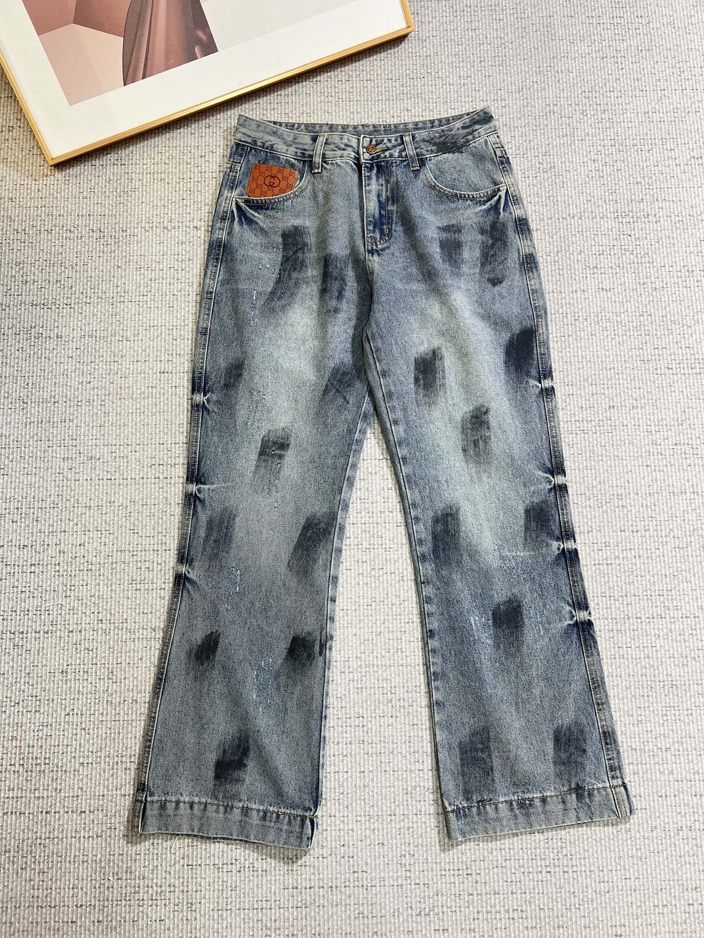 NO:736688,GUCCI men's fashion trendy large hem jeans, official album and poster wear style!  High-grade imported denim raw color fabrics are supplied to customers, and the pure 13oz denim fabrics from Okayama, Japan are specially selected. Heavy-duty environmentally friendly plant enzyme washing process is used. The texture has a light retro color, which is quite beautiful and is very suitable for autumn and winter color matching. The fabric is soft and delicate after washing, but has strong bones and a slight stretch, providing an excellent comfortable experience. There is no damage from any technological elements throughout the body, retaining the purest tannin color!  The details throughout the body are perfect, exquisite and sophisticated. The latest leather label on the waist highlights the brand's characteristics. The hardware accessories, leather label and wiring all reflect the craftsmanship!  The silhouette is perfectly tailored and has excellent butt lift and slimming effect. It can be easily matched with any top in the wardrobe. It has wide compatibility and is suitable for various daily wear. The upper body is full of style. It is a must-have trousers for those who are obsessed with quality control and 1V!  Size 29-38 No 35 37,,gucci,jeans,19860909GUCCI 古奇 男士时尚潮流大裤脚牛仔裤,官宣画册海报穿搭款！ 客供高级进口的丹宁原色面料,特选日本冈山纯正13oz 盎司牛仔布料,重磅环保植物酵素水洗工艺,肌理有着淡淡的复古色彩,相当漂亮,极符合秋冬的配色,面料经过水洗后柔软细腻,但筋骨感极强,且略带弹力,提供了绝佳的舒适体验,通身无任何工艺元素破坏,保留了最纯粹的丹宁本色！通身细节完美如斯,精湛且考究,最新的腰部皮标彰显了品牌特质,五金配件、皮标、走线无不体现出匠心工艺！版型剪裁完美,提臀修身效果绝佳,可轻松横扫衣橱任何的上装搭配,兼容性广泛,满足于日常各种穿搭,上身型款十足,于品质控及1V迷控者必入型裤装！ 尺码29-38 无35 37,,gucci,jeans,,Men's clothing