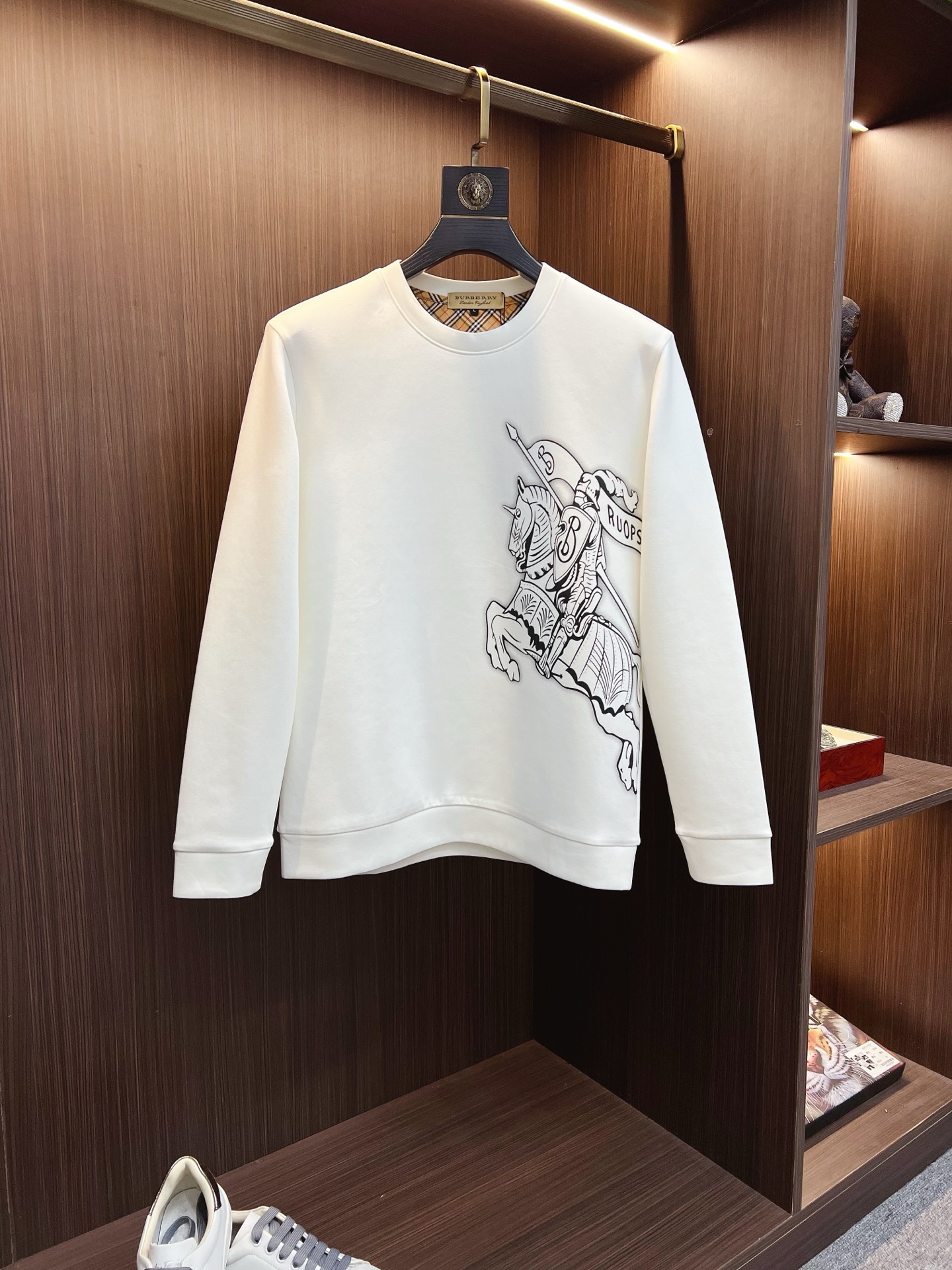 NO:683977,Burberry 2025 Autumn and Winter Men's Letter Logo Pullover Space Cotton Sweatshirt Classic OS version, simple yet stylish. Daily sports and leisure business without pressure...Customer-supplied space knitted cotton, made through a micro-knitting three-dimensional process, the inner lining is as neat as scales, super texture, breathable and comfortable, the details and soft touch are invincible, the first choice for wearing alone! Color Black White  Size M—4XL,,burberry,burberry,hoodie,sweatshirts,19860909Burberry 巴宝莉 2025秋冬男士字母标识套头太空棉卫衣 经典OS版型,简约而不失格调.日常运动休闲商务毫无压力... 客供太空针织棉,经由微型针织立体工艺过程制作,内里鳞甲般工整,质感超强,透气舒适,细节感和触感柔更是无敌,单穿内搭首选! 颜色黑色 白色 尺码M—4XL,,burberry,burberry,hoodie,sweatshirts,,Men's clothing