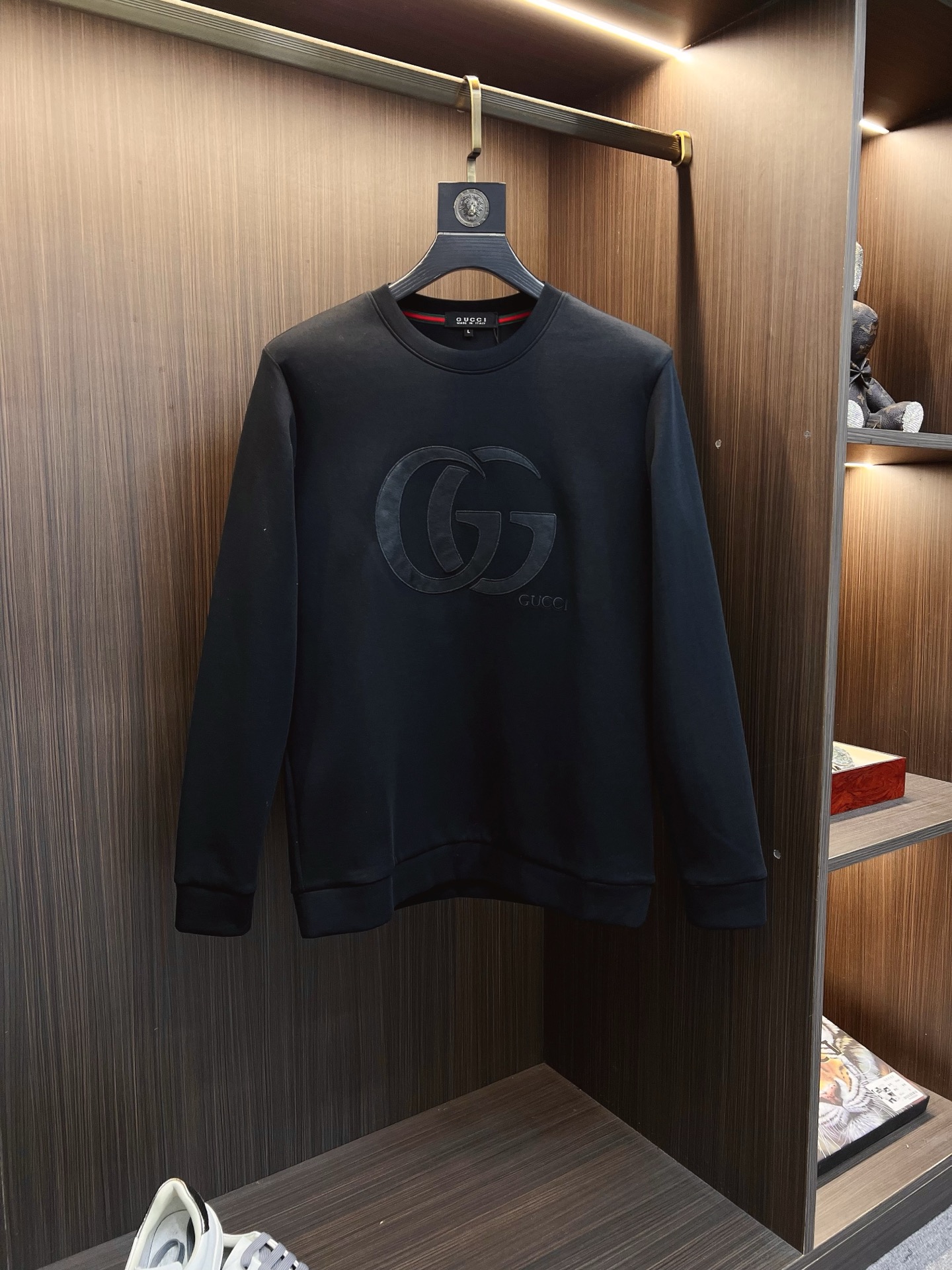 NO:683989,GUCCI 2025 Autumn and Winter Men's Letter Logo Pullover Space Cotton Sweatshirt Classic OS version, simple yet stylish. Daily sports and leisure business without pressure...Customer-supplied space knitted cotton, made through a micro-knitting three-dimensional process, the inner lining is as neat as scales, super texture, breathable and comfortable, and the sense of detail and soft touch are invincible. It is the first choice for wearing alone! Color Black White  Size M—4XL,,gucci,hoodie,sweatshirts,19860909GUCCI 古奇 2025秋冬男士字母标识套头太空棉卫衣 经典OS版型,简约而不失格调.日常运动休闲商务毫无压力... 客供太空针织棉,经由微型针织立体工艺过程制作,内里鳞甲般工整,质感超强,透气舒适,细节感和触感柔更是无敌,单穿内搭首选! 颜色黑色 白色 尺码M—4XL,,gucci,hoodie,sweatshirts,,Men's clothing
