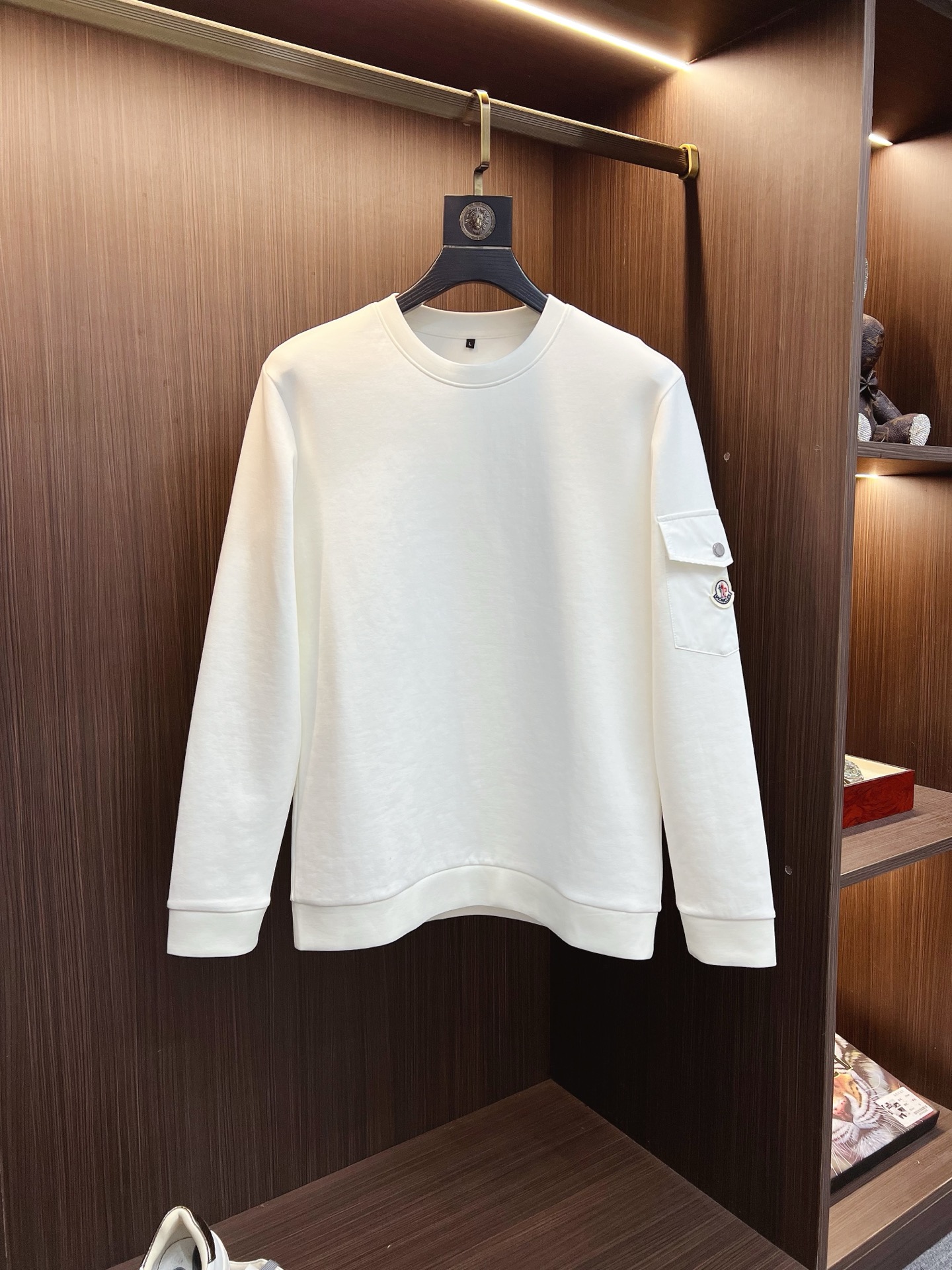 NO:683949,Mengkou 2025 Autumn and Winter Men's Letter Logo Pullover Space Cotton Sweatshirt Classic OS version, simple yet stylish. Daily sports and leisure business without pressure...Customer-supplied space knitted cotton, made through a micro-knitting three-dimensional process, the inside is as neat as scales, super texture, breathable and comfortable, the details and soft touch are invincible, the first choice for single wear and inner wear! Color Black White Size M-4XL, Moncler, hoodie, sweatshirts,19860909蒙口 2025秋冬男士字母标识套头太空棉卫衣 经典OS版型,简约而不失格调.日常运动休闲商务毫无压力... 客供太空针织棉,经由微型针织立体工艺过程制作,内里鳞甲般工整,质感超强,透气舒适,细节感和触感柔更是无敌,单穿内搭首选! 颜色黑色 白色 尺码M—4XL,,Moncler,hoodie,sweatshirts,,Men's clothing