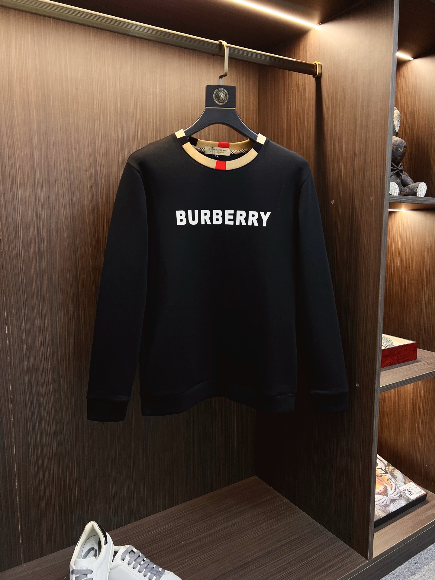 NO:683955,Burberry 2025 Autumn and Winter Men's Letter Logo Pullover Space Cotton Sweatshirt Classic OS version, simple yet stylish. Daily sports and leisure business without pressure...Customer-supplied space knitted cotton, made through a micro-knitting three-dimensional process, the inner lining is as neat as scales, super texture, breathable and comfortable, the details and soft touch are invincible, the first choice for wearing alone! Color Black White  Size M—4XL,,burberry,burberry,hoodie,sweatshirts,19860909Burberry 巴宝莉 2025秋冬男士字母标识套头太空棉卫衣 经典OS版型,简约而不失格调.日常运动休闲商务毫无压力... 客供太空针织棉,经由微型针织立体工艺过程制作,内里鳞甲般工整,质感超强,透气舒适,细节感和触感柔更是无敌,单穿内搭首选! 颜色黑色 白色 尺码M—4XL,,burberry,burberry,hoodie,sweatshirts,,Men's clothing