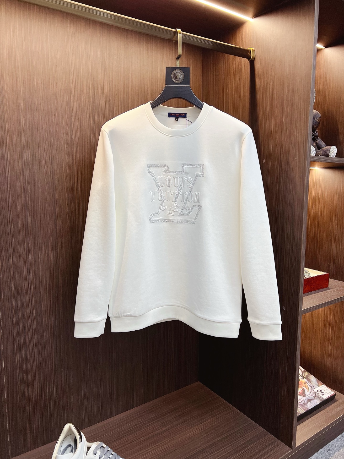 NO:683960,LV 2025 autumn and winter men's letter logo pullover space cotton sweatshirt. Classic OS version, simple yet stylish. Daily sports and leisure business without pressure...Customer-supplied space knitted cotton, made through micro-knitting three-dimensional process, the inside is as neat as scales, super texture, breathable and comfortable, the details and soft touch are invincible, the first choice for single wear and inner wear! Color black white size M-4XL, Louis  vuitton,hoodie,sweatshirts,19860909LV 2025秋冬男士字母标识套头太空棉卫衣 经典OS版型,简约而不失格调.日常运动休闲商务毫无压力... 客供太空针织棉,经由微型针织立体工艺过程制作,内里鳞甲般工整,质感超强,透气舒适,细节感和触感柔更是无敌,单穿内搭首选! 颜色黑色 白色 尺码M—4XL,,louis vuitton,hoodie,sweatshirts,,Men's clothing
