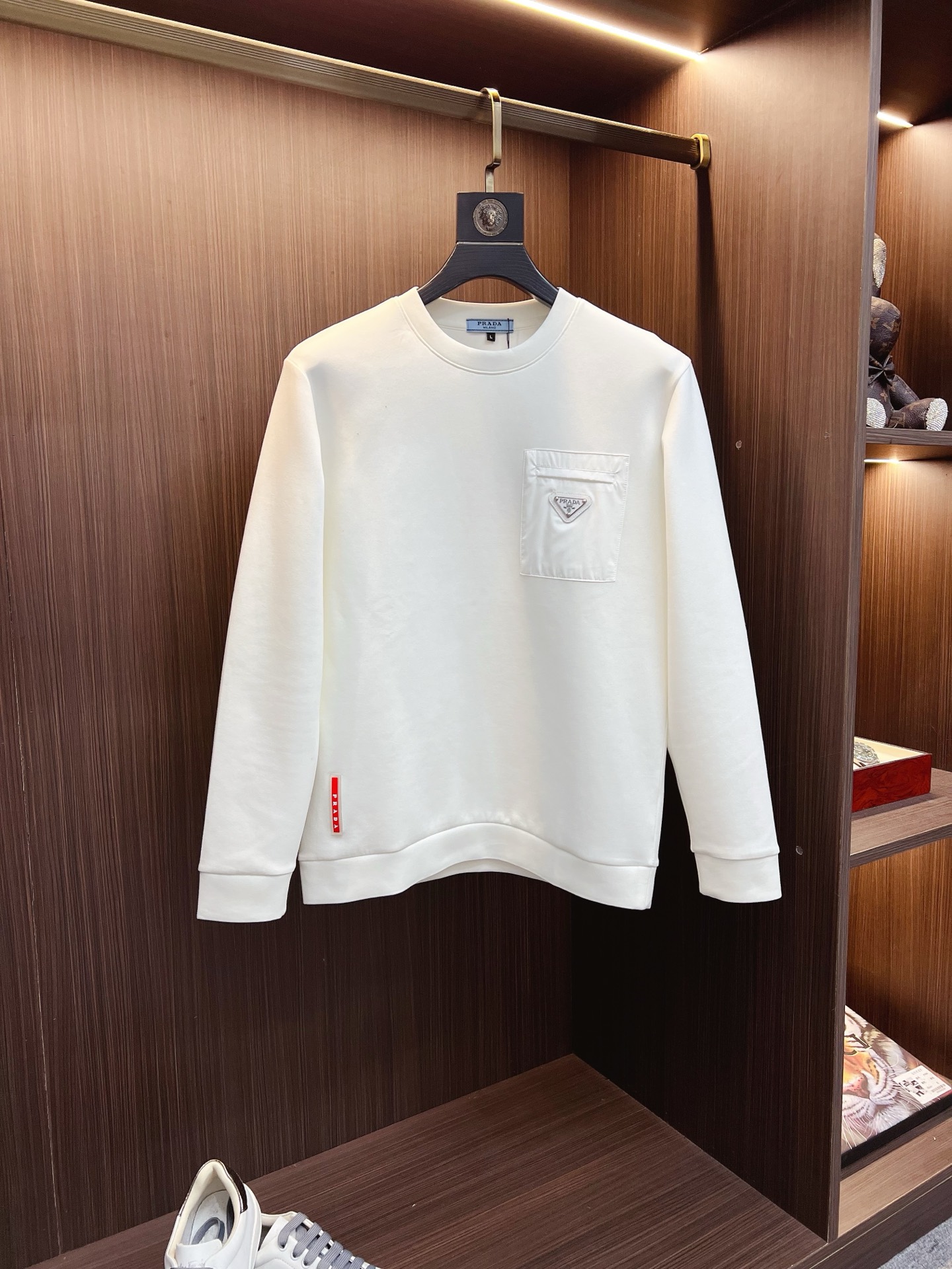 NO:683964,PRADA 2025 Autumn and Winter Men's Letter Logo Pullover Space Cotton Sweatshirt Classic OS version, simple yet stylish. No pressure for daily sports and leisure business...Customer-supplied space knitted cotton, made through a micro-knitting three-dimensional process. The inside is as neat as scales, with super texture, breathable and comfortable, and an invincible sense of detail and soft touch. It is the first choice for wearing alone! Color Black White  Size M—4XL,,prada,prada,hoodie,sweatshirts,19860909PRADA 普拉达 2025秋冬男士字母标识套头太空棉卫衣 经典OS版型,简约而不失格调.日常运动休闲商务毫无压力... 客供太空针织棉,经由微型针织立体工艺过程制作,内里鳞甲般工整,质感超强,透气舒适,细节感和触感柔更是无敌,单穿内搭首选! 颜色黑色 白色 尺码M—4XL,,prada,prada,hoodie,sweatshirts,,Men's clothing