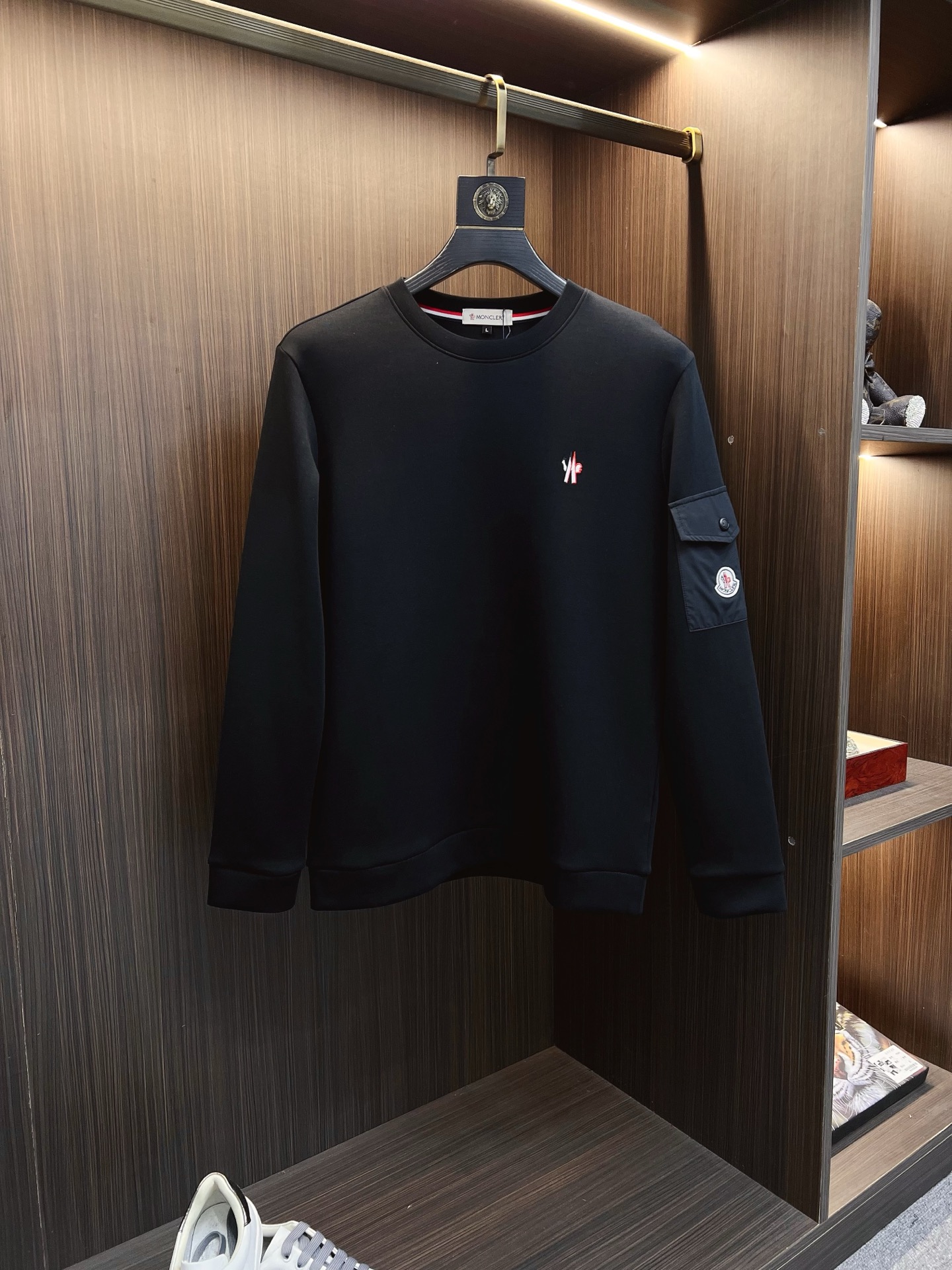 NO:683974,Mengkou 2025 Autumn and Winter Men's Letter Logo Pullover Space Cotton Sweatshirt Classic OS version, simple yet stylish. Daily sports and leisure business without pressure...Customer-supplied space knitted cotton, made through a micro-knitting three-dimensional process, the inside is as neat as scales, super texture, breathable and comfortable, the details and soft touch are invincible, the first choice for single wear and inner wear! Color Black White Size M-4XL, Moncler, hoodie, sweatshirts,19860909蒙口 2025秋冬男士字母标识套头太空棉卫衣 经典OS版型,简约而不失格调.日常运动休闲商务毫无压力... 客供太空针织棉,经由微型针织立体工艺过程制作,内里鳞甲般工整,质感超强,透气舒适,细节感和触感柔更是无敌,单穿内搭首选! 颜色黑色 白色 尺码M—4XL,,Moncler,hoodie,sweatshirts,,Men's clothing