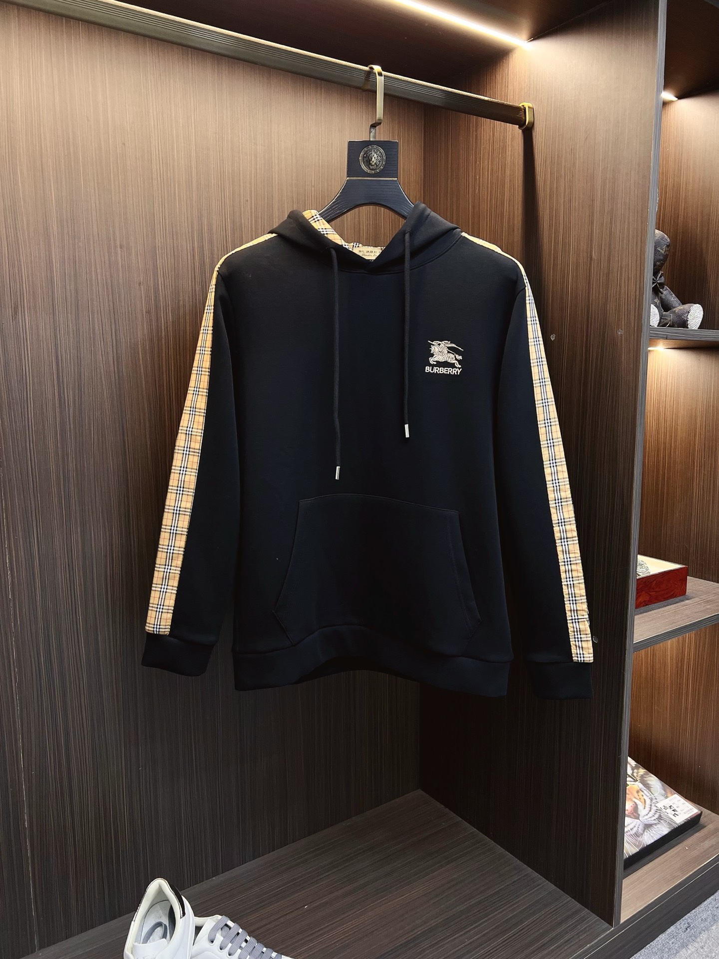 NO:685731,Meng Mouth 2025 Autumn and Winter Men's Letter Logo Hooded Space Cotton Sweatshirt Classic OS version, simple yet stylish. Daily sports and leisure business without pressure...Customer-supplied space knitted cotton, made through a micro-knitting three-dimensional process, the inner lining is as neat as scales, super texture, breathable and comfortable, the details and soft touch are invincible, the first choice for wearing alone! Color Black White  Size M—4XL,,Moncler,hoodie,sweatshirts,hats,19860909蒙口 2025秋冬男士字母标识套头连帽太空棉卫衣 经典OS版型,简约而不失格调.日常运动休闲商务毫无压力... 客供太空针织棉,经由微型针织立体工艺过程制作,内里鳞甲般工整,质感超强,透气舒适,细节感和触感柔更是无敌,单穿内搭首选! 颜色黑色 白色 尺码M—4XL,,Moncler,hoodie,sweatshirts,hats,,Men's clothing