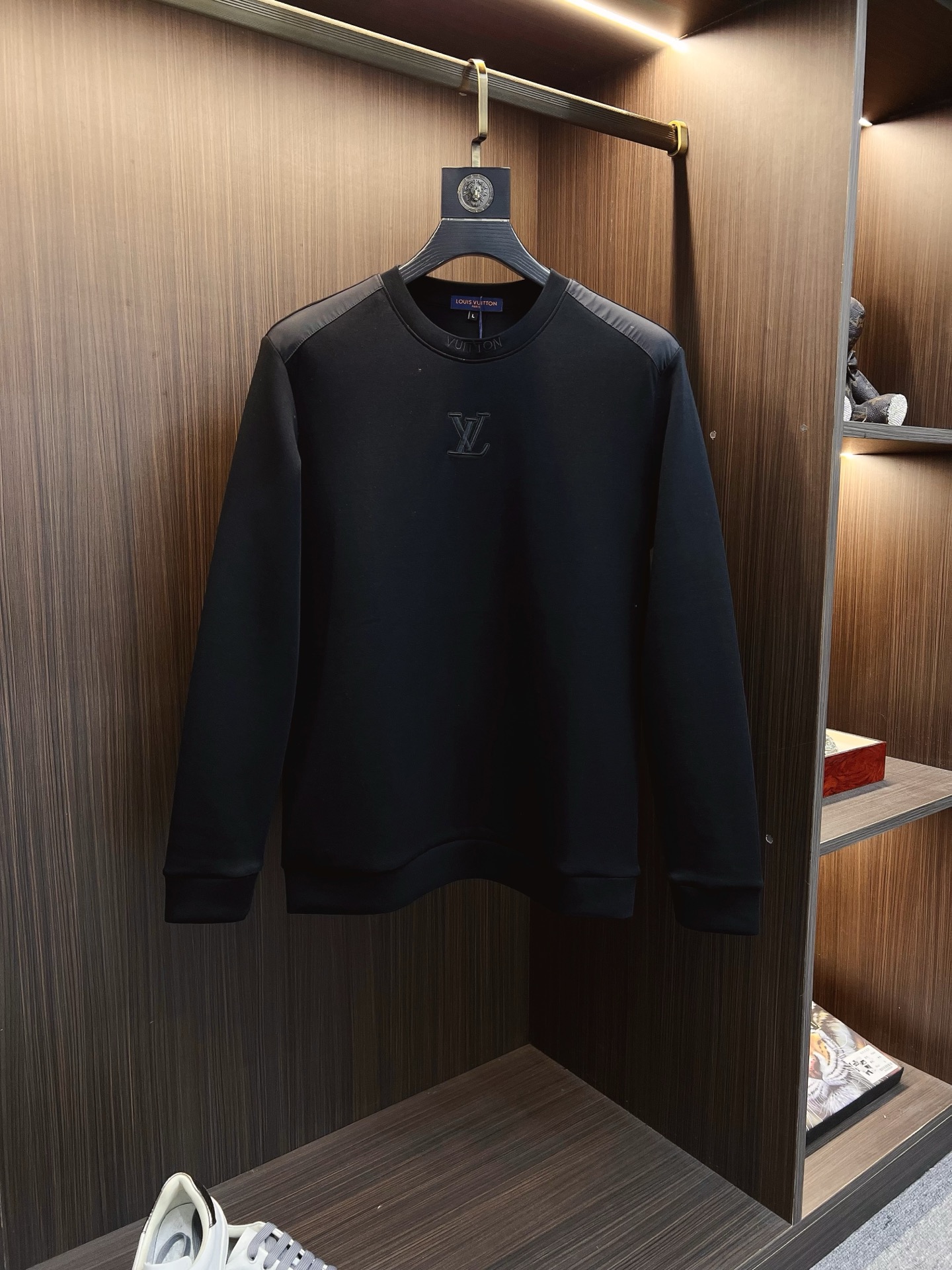 NO:683971,LV 2025 autumn and winter men's letter logo pullover space cotton sweatshirt. Classic OS version, simple yet stylish. Daily sports and leisure business without pressure...Customer-supplied space knitted cotton, made through micro-knitting three-dimensional process, the inside is as neat as scales, super texture, breathable and comfortable, the details and soft touch are invincible, the first choice for single wear and inner wear! Color black white size M-4XL, Louis  vuitton,hoodie,sweatshirts,19860909LV 2025秋冬男士字母标识套头太空棉卫衣 经典OS版型,简约而不失格调.日常运动休闲商务毫无压力... 客供太空针织棉,经由微型针织立体工艺过程制作,内里鳞甲般工整,质感超强,透气舒适,细节感和触感柔更是无敌,单穿内搭首选! 颜色黑色 白色 尺码M—4XL,,louis vuitton,hoodie,sweatshirts,,Men's clothing