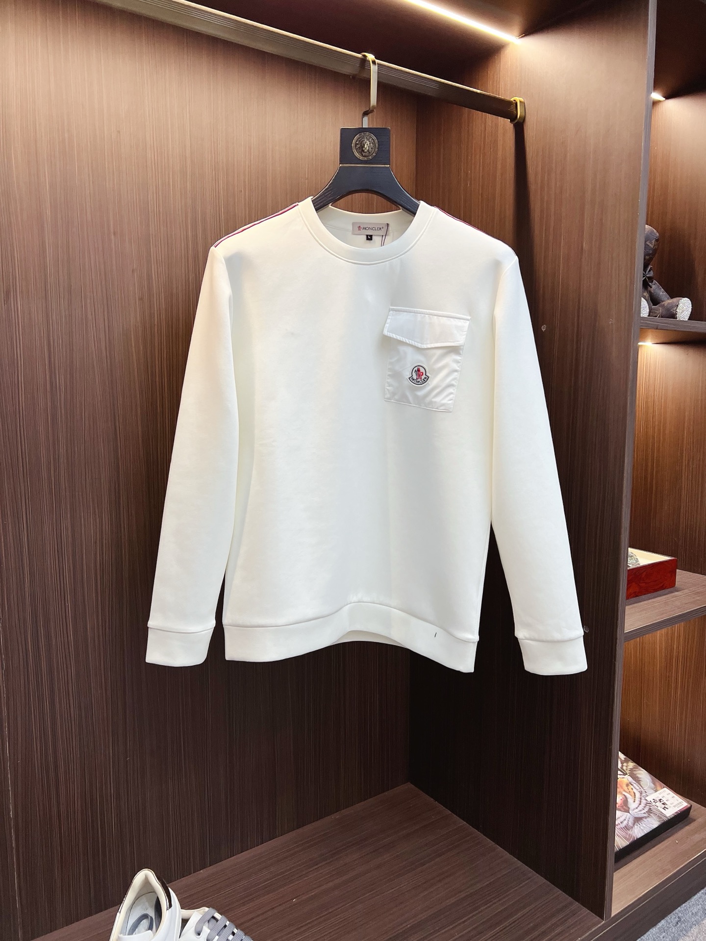 NO:683967,Mengkou 2025 Autumn and Winter Men's Letter Logo Pullover Space Cotton Sweatshirt Classic OS version, simple yet stylish. Daily sports and leisure business without pressure...Customer-supplied space knitted cotton, made through a micro-knitting three-dimensional process, the inside is as neat as scales, super texture, breathable and comfortable, the details and soft touch are invincible, the first choice for single wear and inner wear! Color Black White Size M-4XL, Moncler, hoodie, sweatshirts,19860909蒙口 2025秋冬男士字母标识套头太空棉卫衣 经典OS版型,简约而不失格调.日常运动休闲商务毫无压力... 客供太空针织棉,经由微型针织立体工艺过程制作,内里鳞甲般工整,质感超强,透气舒适,细节感和触感柔更是无敌,单穿内搭首选! 颜色黑色 白色 尺码M—4XL,,Moncler,hoodie,sweatshirts,,Men's clothing