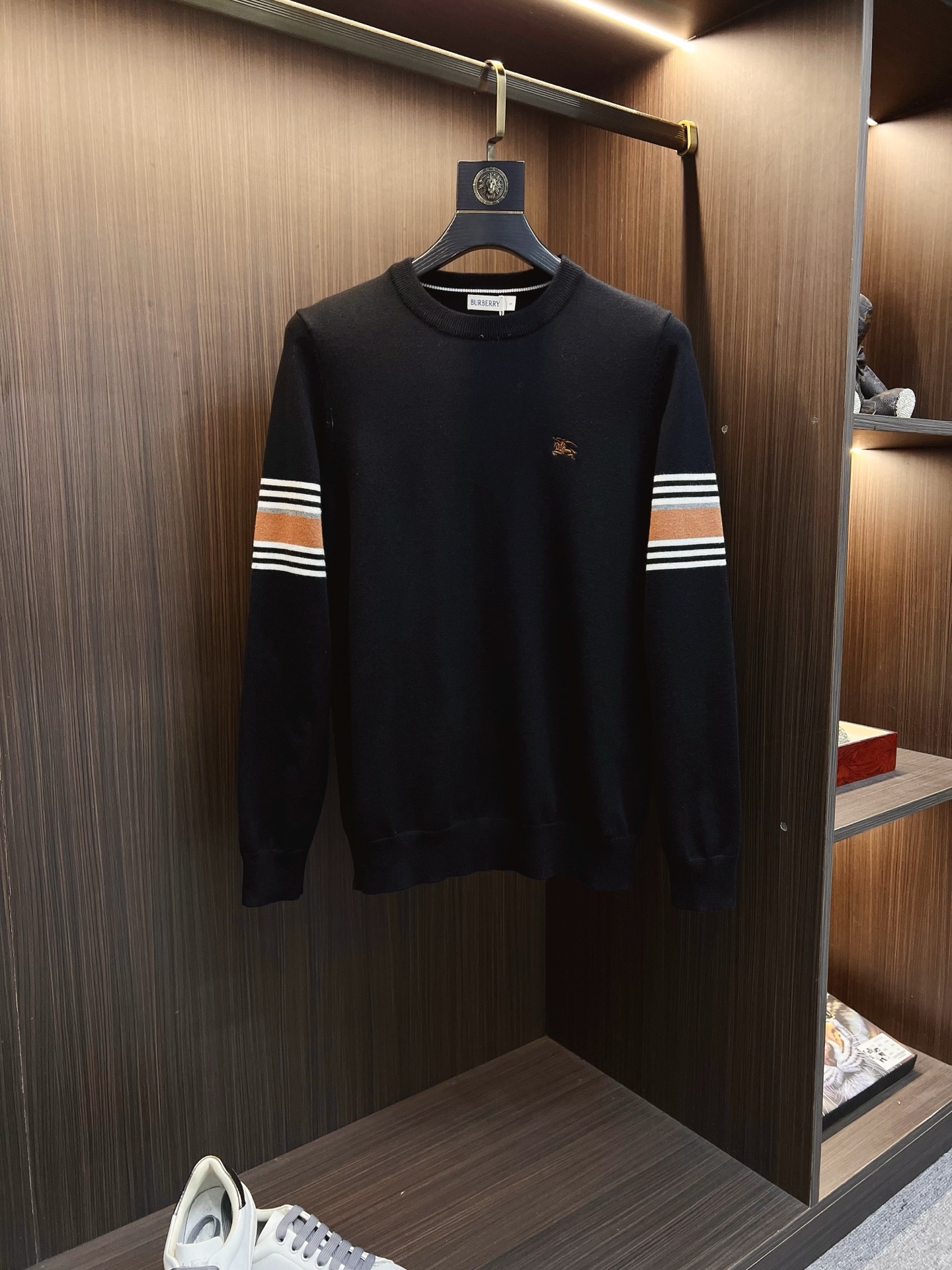 NO:685753,Burberry 2025 Autumn and Winter original men's round neck sweater, the new season's main focus is quite stunning in terms of color, craftsmanship and elements. The high-tech workmanship logo shows a brand-new visual display. The sweater fabric is imported from the customer. It has excellent skin-friendliness. The details are extremely perfect and impeccable. The upper body effect is excellent and very eye-catching. The whole product is in good condition!  Size M-3XL,,burberry,burberry,sweaters,19860909Burberry 巴宝莉 2025秋冬原单男士圆领毛衣衫,新一季主打的无论颜色,工艺,元素颇为惊艳,高工艺做工logo展现,视觉上全新的展现,客供进口毛衣面料,亲肤性绝佳,细节极致完美,无可挑剔,上身效果非常出色,非常招眼吸睛 全品相！码数M-3XL,,burberry,burberry,sweaters,,Men's clothing