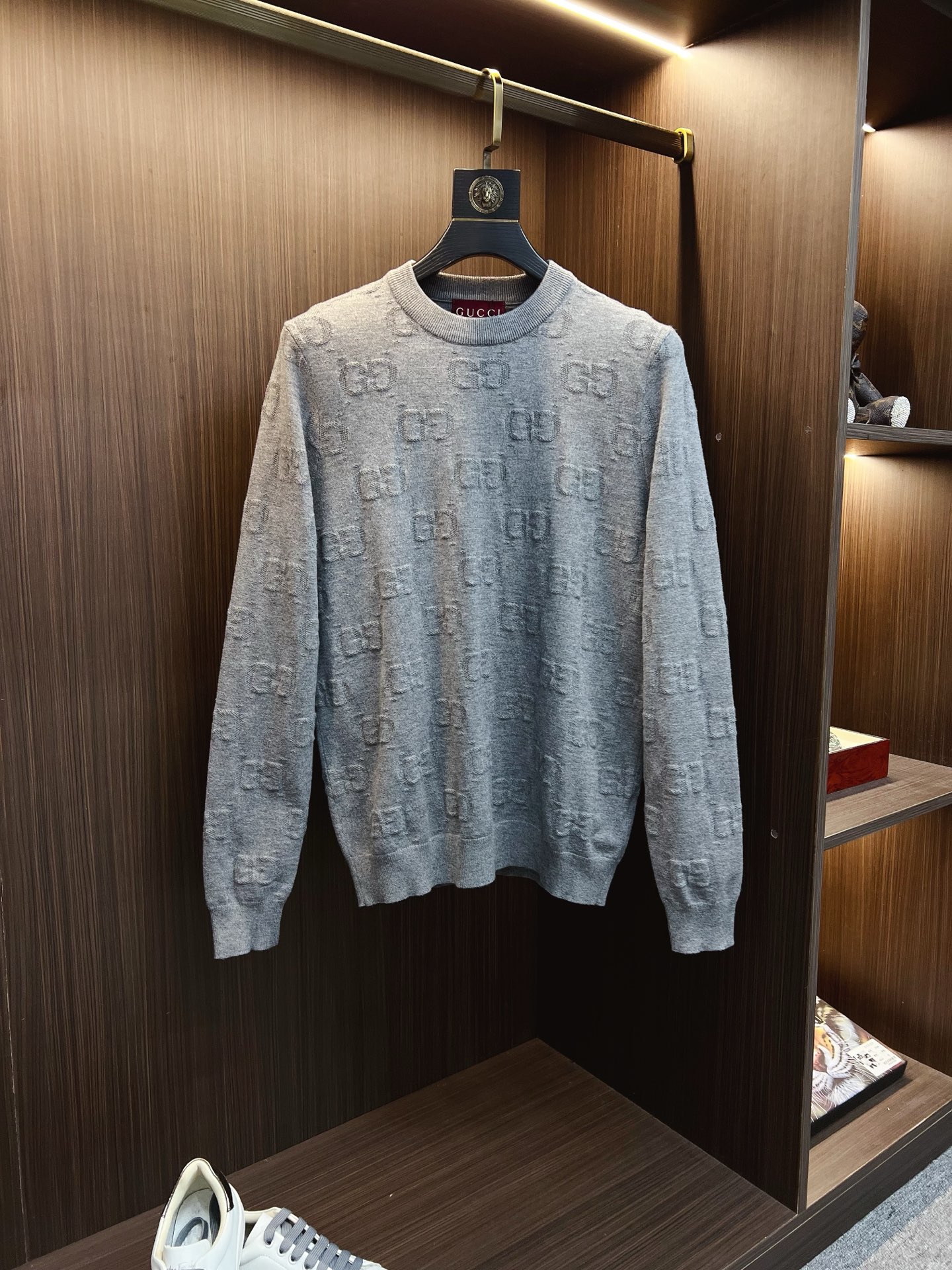 NO:685747,GUCCI Gucci 2025 autumn and winter original men's crew neck sweater, the new season's main focus is quite stunning in terms of color, craftsmanship, and elements. The high-tech workmanship logo shows a brand-new visual display. The sweater fabric is imported from the customer. It has excellent skin-friendliness. The details are extremely perfect and impeccable. The upper body effect is excellent and very eye-catching. The whole product is in good condition!  Size M-3XL,,gucci,sweaters,19860909GUCCI 古奇 2025秋冬原单男士圆领毛衣衫,新一季主打的无论颜色,工艺,元素颇为惊艳,高工艺做工logo展现,视觉上全新的展现,客供进口毛衣面料,亲肤性绝佳,细节极致完美,无可挑剔,上身效果非常出色,非常招眼吸睛 全品相！码数M-3XL,,gucci,sweaters,,Men's clothing