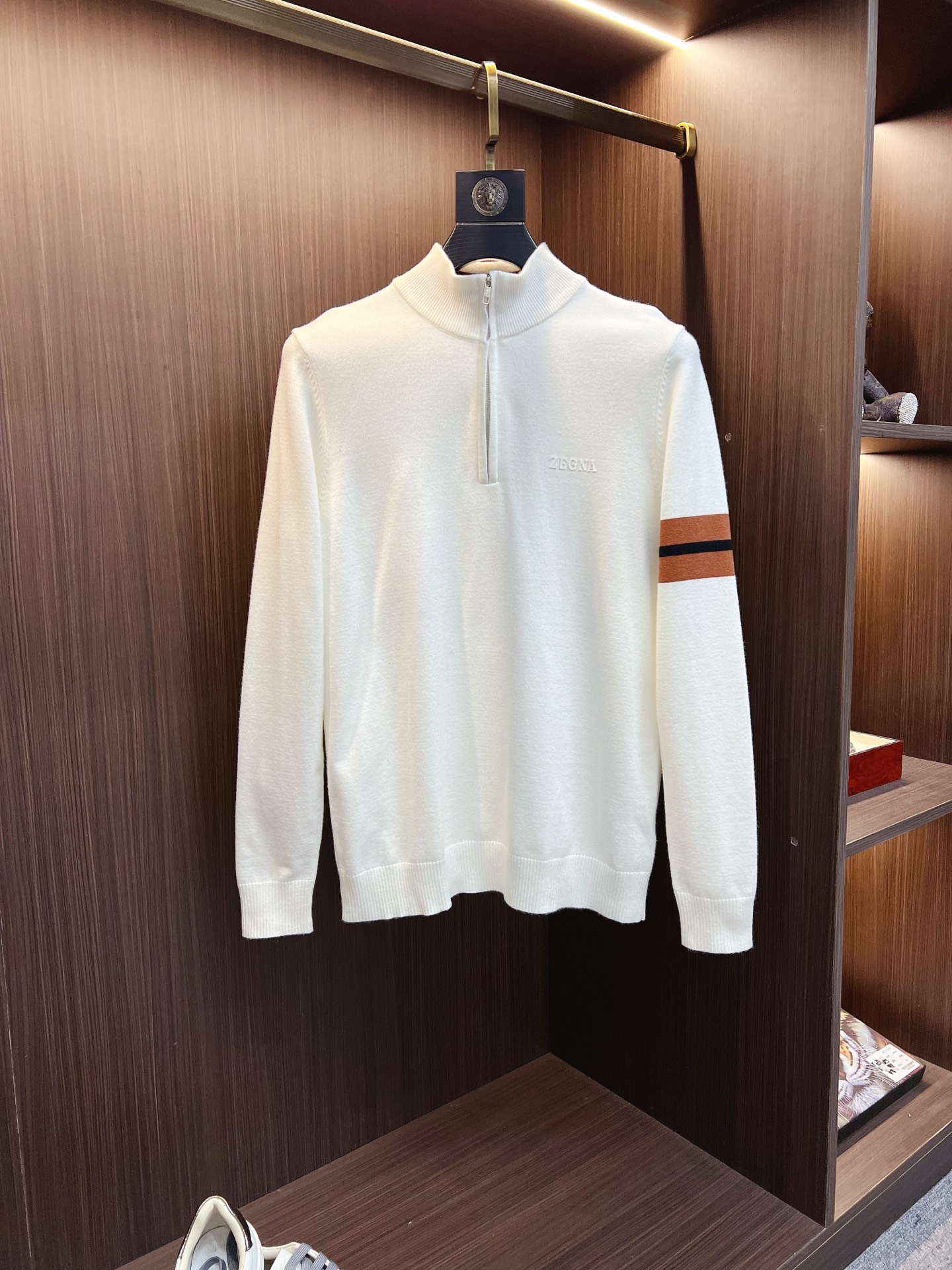 NO:685744,Ermenegildo Zegna's 2025 autumn and winter original men's round neck sweater, the new season's main focus is quite stunning in terms of color, craftsmanship and elements. The high-tech workmanship logo shows a completely new visual display. The sweater fabric is imported from the customer. It has excellent skin-friendliness. The details are extremely perfect and impeccable. The upper body effect is excellent and very eye-catching. The whole picture!  Size M-3XL,,zegna,sweaters,19860909杰尼亚 2025秋冬原单男士圆领毛衣衫,新一季主打的无论颜色,工艺,元素颇为惊艳,高工艺做工logo展现,视觉上全新的展现,客供进口毛衣面料,亲肤性绝佳,细节极致完美,无可挑剔,上身效果非常出色,非常招眼吸睛 全品相！码数M-3XL,,zegna,sweaters,,Men's clothing