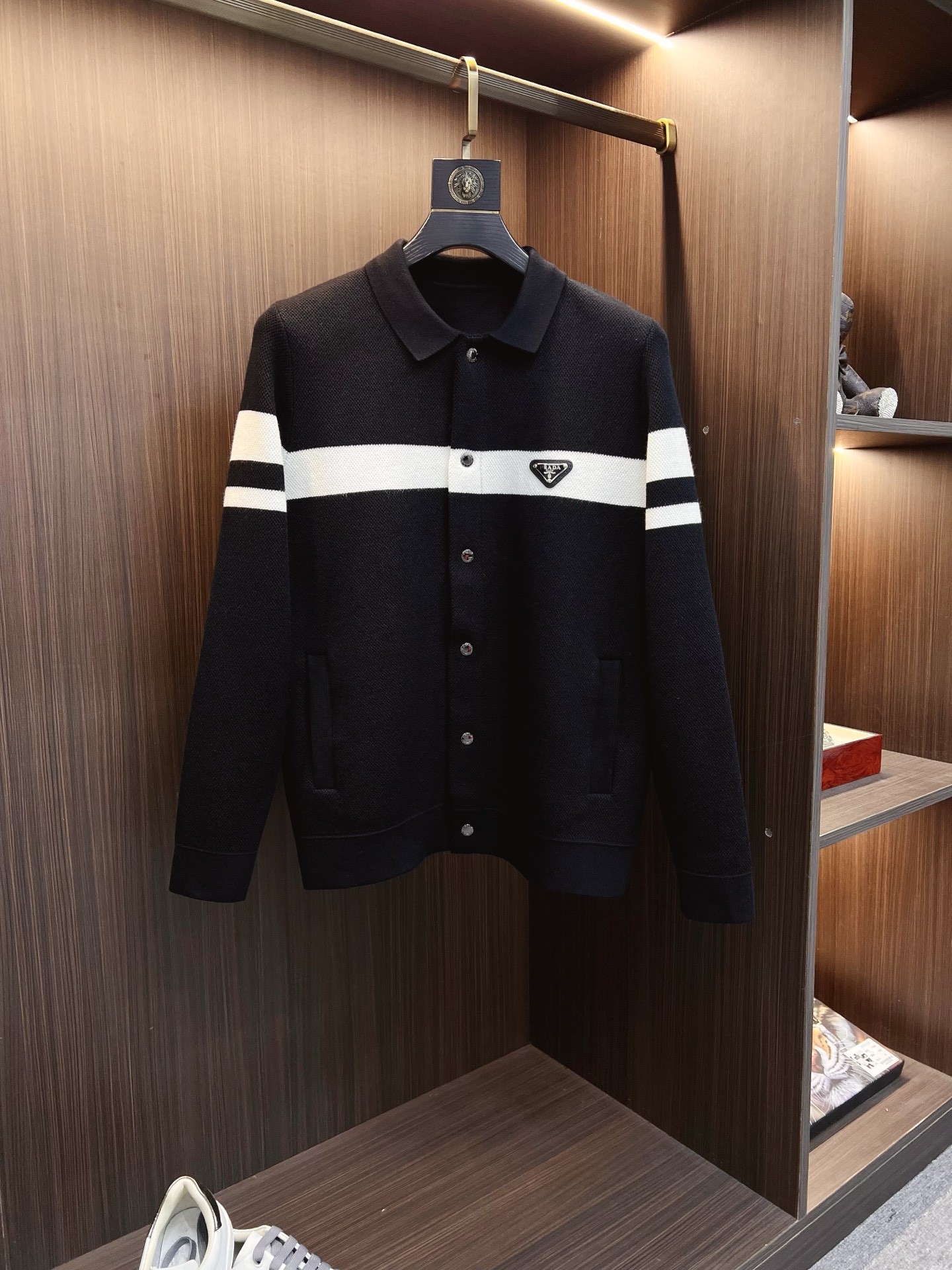 NO:685733,Mengkou 2025 autumn and winter original men's crew neck sweater, the new season's main focus is quite stunning in terms of color, craftsmanship, and elements. The high-tech workmanship logo is displayed, and it is a completely new visual display. The sweater fabric is imported from the customer. It has excellent skin-friendliness, perfect details, impeccable, and the upper body effect is excellent. It is very eye-catching. The full product picture!  Size M-3XL,,Moncler,sweaters,19860909蒙口 2025秋冬原单男士圆领毛衣衫,新一季主打的无论颜色,工艺,元素颇为惊艳,高工艺做工logo展现,视觉上全新的展现,客供进口毛衣面料,亲肤性绝佳,细节极致完美,无可挑剔,上身效果非常出色,非常招眼吸睛 全品相！码数M-3XL,,Moncler,sweaters,,Men's clothing