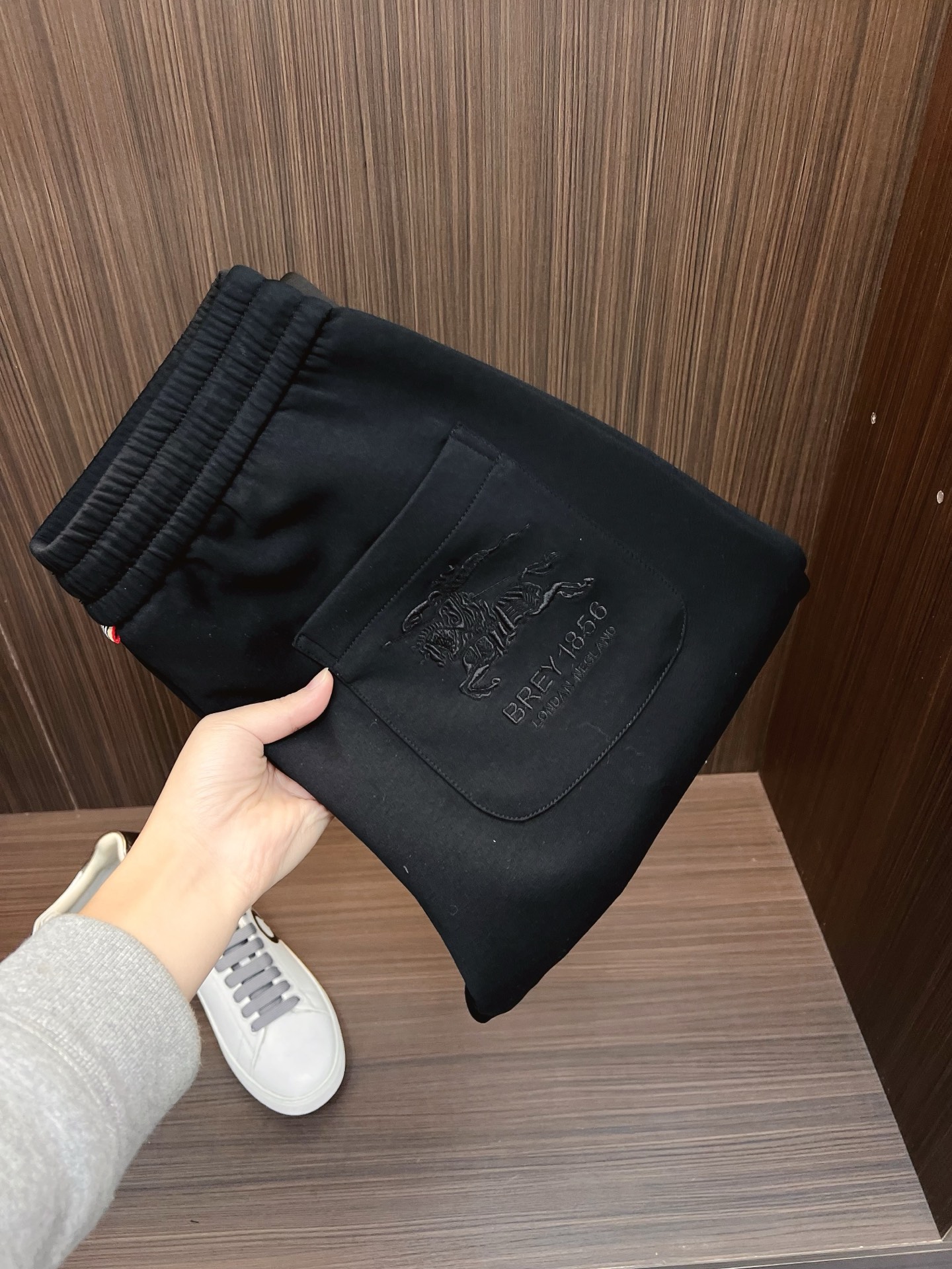 NO:703738,[Supports exchange after the year] Burberry's top products, thickened models!  2025 new autumn and winter casual pants!  On sale simultaneously on the official website. The brand's classic LOGO casual pants, customized fabrics, excellent comfort, strong touch. Highly recognizable, perfect appearance and craftsmanship. Sizes M-4XL,, burberry, burberry,19860909【支持年后退换】 Burberry 巴宝莉 顶级货品 加厚款！2025秋冬新款休闲裤！官网同步发售.品牌经典LOGO休闲裤 ,定制面料,舒适度极好,手触感强烈.辨识度极高,完美品相工艺. 尺码M-4XL,,burberry,burberry,,Men's clothing