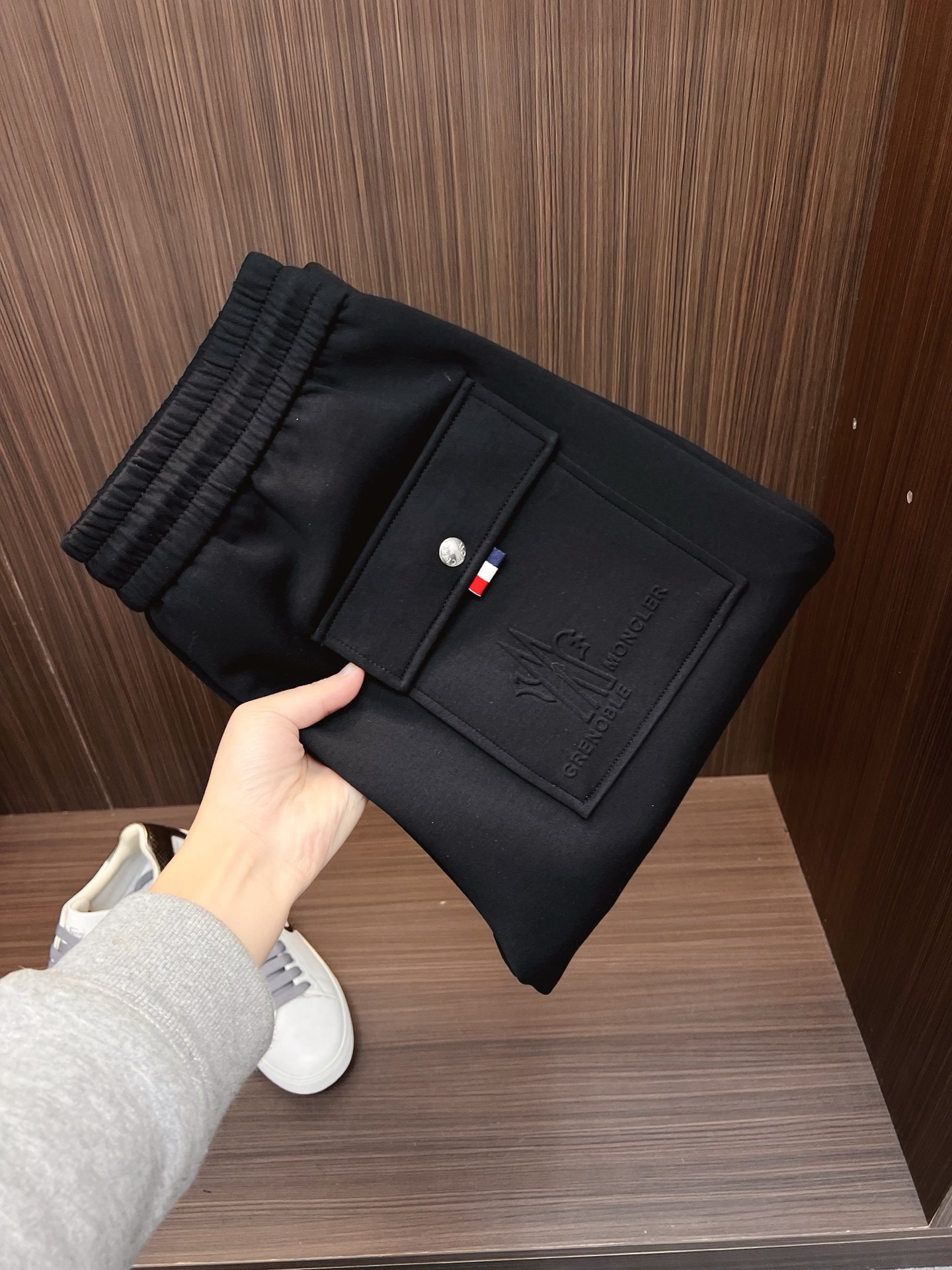 NO:703742,[Supports exchange after the year] Mouth cover, top quality product, thickened version!  2025 new autumn and winter casual pants!  On sale simultaneously on the official website. Brand classic LOGO casual pants, customized fabrics, extremely comfortable, strong touch. Highly recognizable, perfect appearance and craftsmanship. Sizes M-4XL, Moncler,19860909【支持年后退换】 蒙口 顶级货品 加厚款！2025秋冬新款休闲裤！官网同步发售.品牌经典LOGO休闲裤 ,定制面料,舒适度极好,手触感强烈.辨识度极高,完美品相工艺. 尺码M-4XL,,Moncler,,Men's clothing