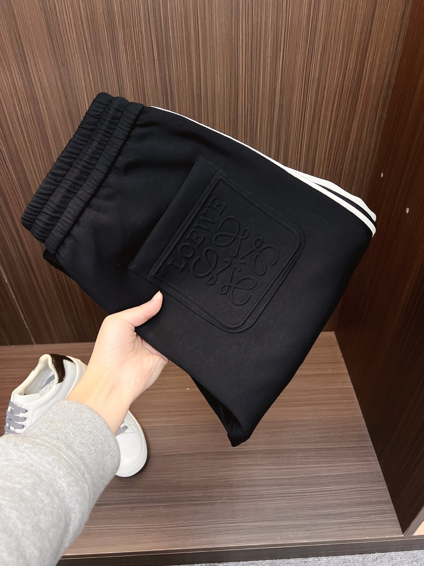 NO:703744,[Supports exchange after the year] Loewe's top quality products, thicker models!  2025 new autumn and winter casual pants!  On sale simultaneously on the official website. Brand classic LOGO casual pants, customized fabrics, extremely comfortable, strong touch. Highly recognizable, perfect appearance and craftsmanship. Sizes M-4XL,,loewe,19860909【支持年后退换】 罗意威 顶级货品 加厚款！2025秋冬新款休闲裤！官网同步发售.品牌经典LOGO休闲裤 ,定制面料,舒适度极好,手触感强烈.辨识度极高,完美品相工艺. 尺码M-4XL,,loewe,,Men's clothing