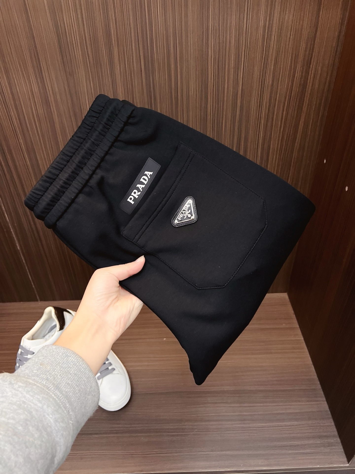 NO:703748,[Supports exchange after the year] PRADA Top-quality products, thicker models!  2025 new autumn and winter casual pants!  On sale simultaneously on the official website. The brand's classic LOGO casual pants, customized fabrics, excellent comfort, strong touch. Highly recognizable, perfect appearance and craftsmanship. Sizes M-4XL, prada, prada,19860909【支持年后退换】 PRADA 普拉达 顶级货品 加厚款！2025秋冬新款休闲裤！官网同步发售.品牌经典LOGO休闲裤 ,定制面料,舒适度极好,手触感强烈.辨识度极高,完美品相工艺. 尺码M-4XL,,prada,prada,,Men's clothing