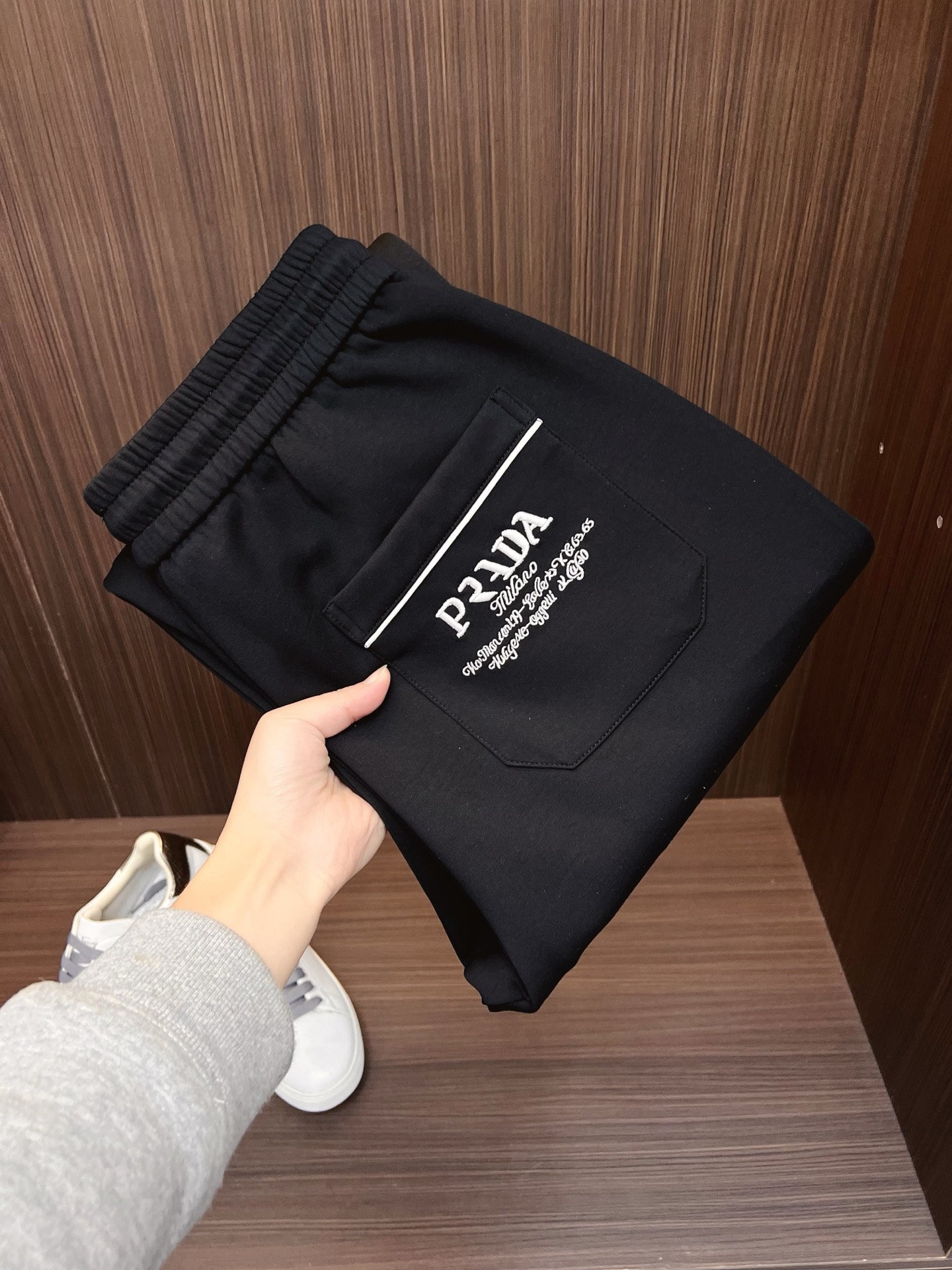 NO:703750,[Supports exchange after the year] Prada’s top products, thicker models!  2025 new autumn and winter casual pants!  On sale simultaneously on the official website. The brand's classic LOGO casual pants, customized fabrics, extremely comfortable, strong touch. Highly recognizable, perfect appearance and craftsmanship. Sizes M-4XL,, prada,19860909【支持年后退换】 普拉达 顶级货品 加厚款！2025秋冬新款休闲裤！官网同步发售.品牌经典LOGO休闲裤 ,定制面料,舒适度极好,手触感强烈.辨识度极高,完美品相工艺. 尺码M-4XL,,prada,,Men's clothing