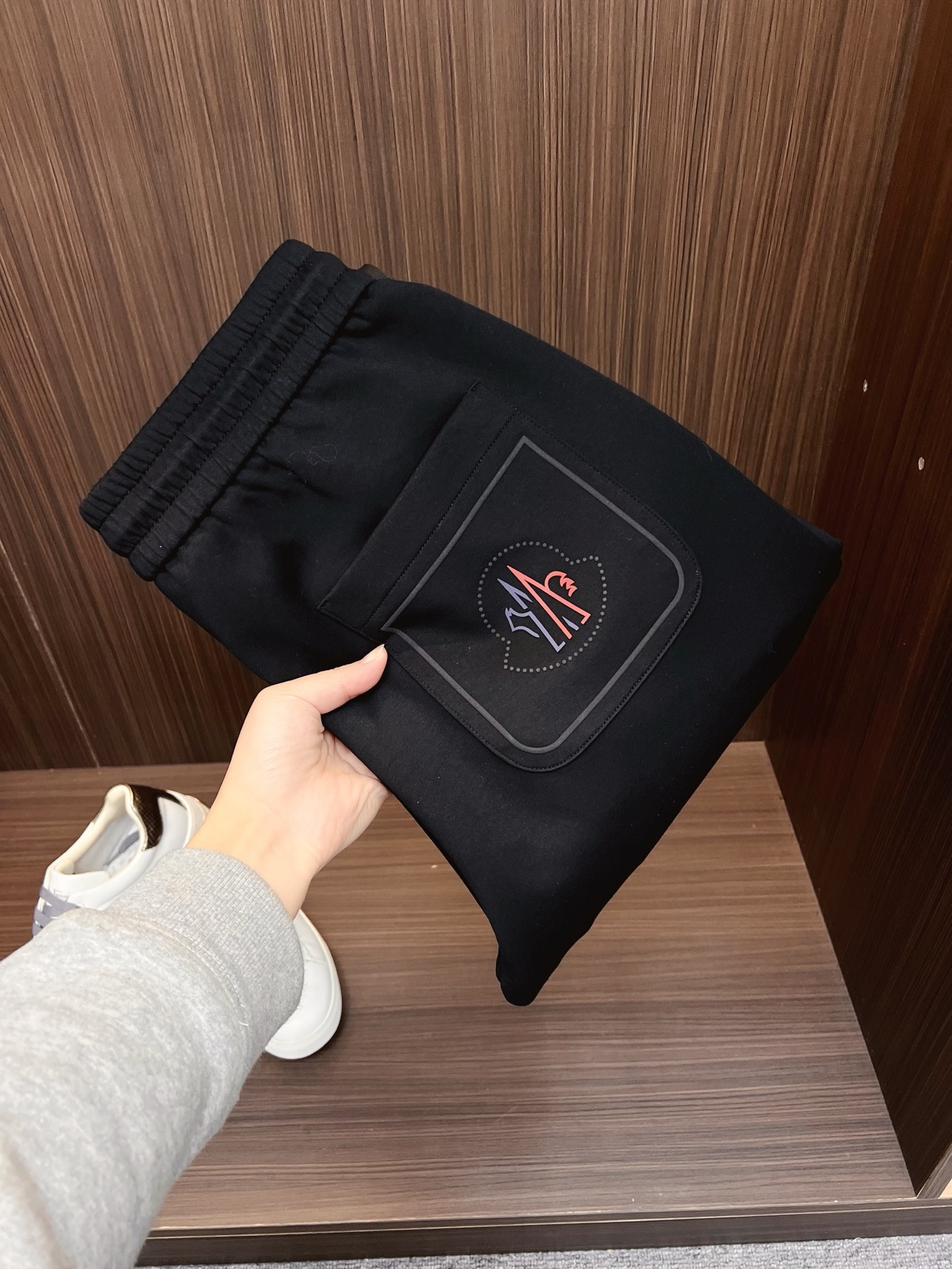 NO:703754,[Supports exchange after the year] Mouth cover, top quality product, thickened version!  2025 new autumn and winter casual pants!  On sale simultaneously on the official website. Brand classic LOGO casual pants, customized fabrics, extremely comfortable, strong touch. Highly recognizable, perfect appearance and craftsmanship. Sizes M-4XL, Moncler,19860909【支持年后退换】 蒙口 顶级货品 加厚款！2025秋冬新款休闲裤！官网同步发售.品牌经典LOGO休闲裤 ,定制面料,舒适度极好,手触感强烈.辨识度极高,完美品相工艺. 尺码M-4XL,,Moncler,,Men's clothing