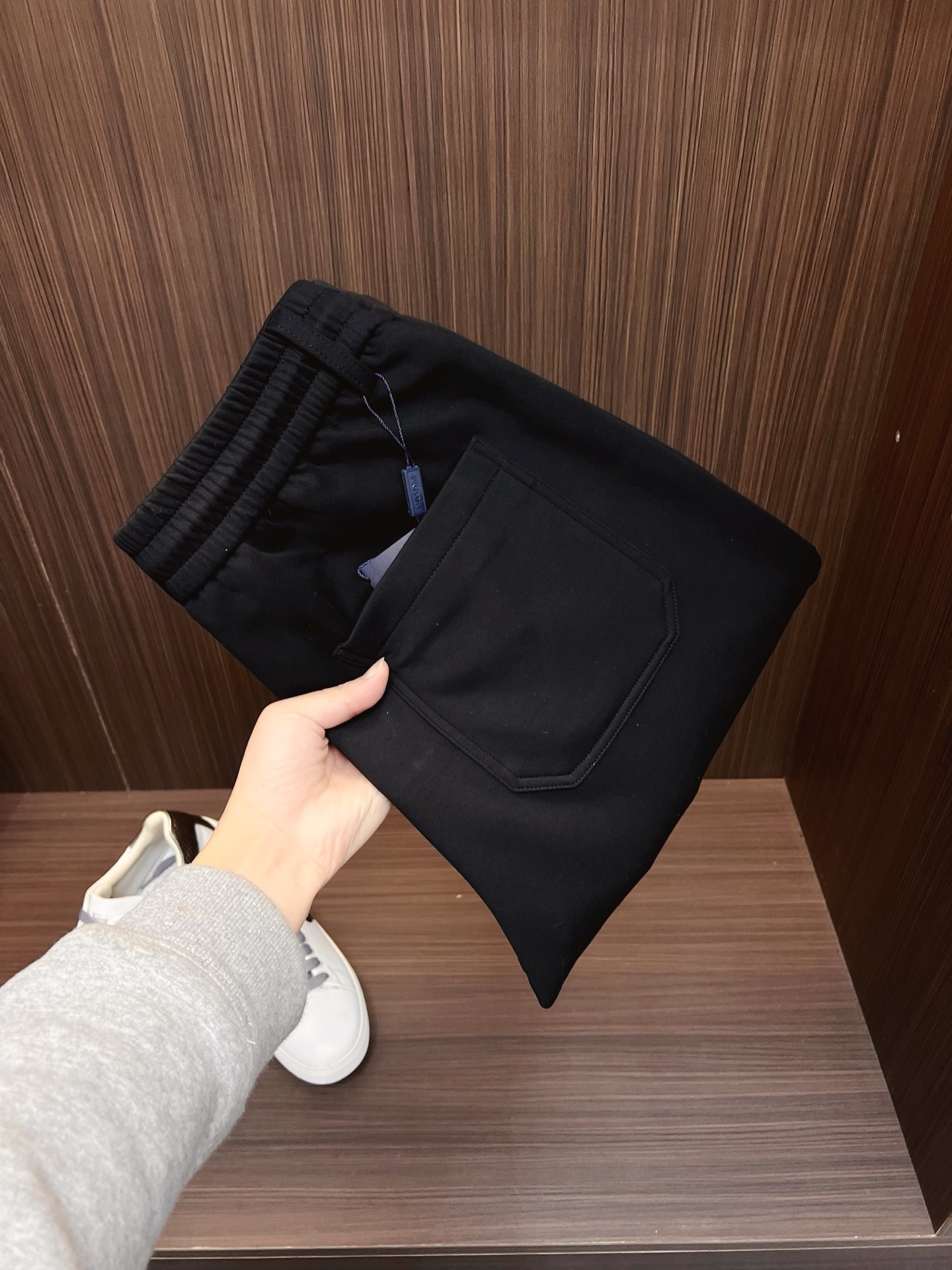 NO:703764,[Supports exchange after the year] PRADA Top-quality products, thicker models!  2025 new autumn and winter casual pants!  On sale simultaneously on the official website. The brand's classic LOGO casual pants, customized fabrics, excellent comfort, strong touch. Highly recognizable, perfect appearance and craftsmanship. Sizes M-4XL, prada, prada,19860909【支持年后退换】 PRADA 普拉达 顶级货品 加厚款！2025秋冬新款休闲裤！官网同步发售.品牌经典LOGO休闲裤 ,定制面料,舒适度极好,手触感强烈.辨识度极高,完美品相工艺. 尺码M-4XL,,prada,prada,,Men's clothing