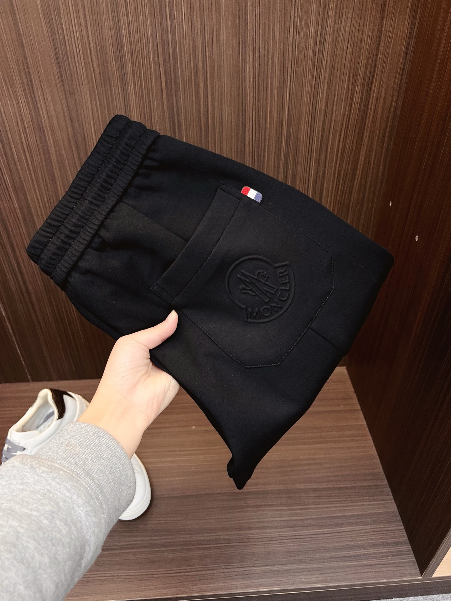 NO:703767,[Supports exchange after the year] Mouth cover, top quality product, thickened version!  2025 new autumn and winter casual pants!  On sale simultaneously on the official website. Brand classic LOGO casual pants, customized fabrics, extremely comfortable, strong touch. Highly recognizable, perfect appearance and craftsmanship. Sizes M-4XL, Moncler,19860909【支持年后退换】 蒙口 顶级货品 加厚款！2025秋冬新款休闲裤！官网同步发售.品牌经典LOGO休闲裤 ,定制面料,舒适度极好,手触感强烈.辨识度极高,完美品相工艺. 尺码M-4XL,,Moncler,,Men's clothing