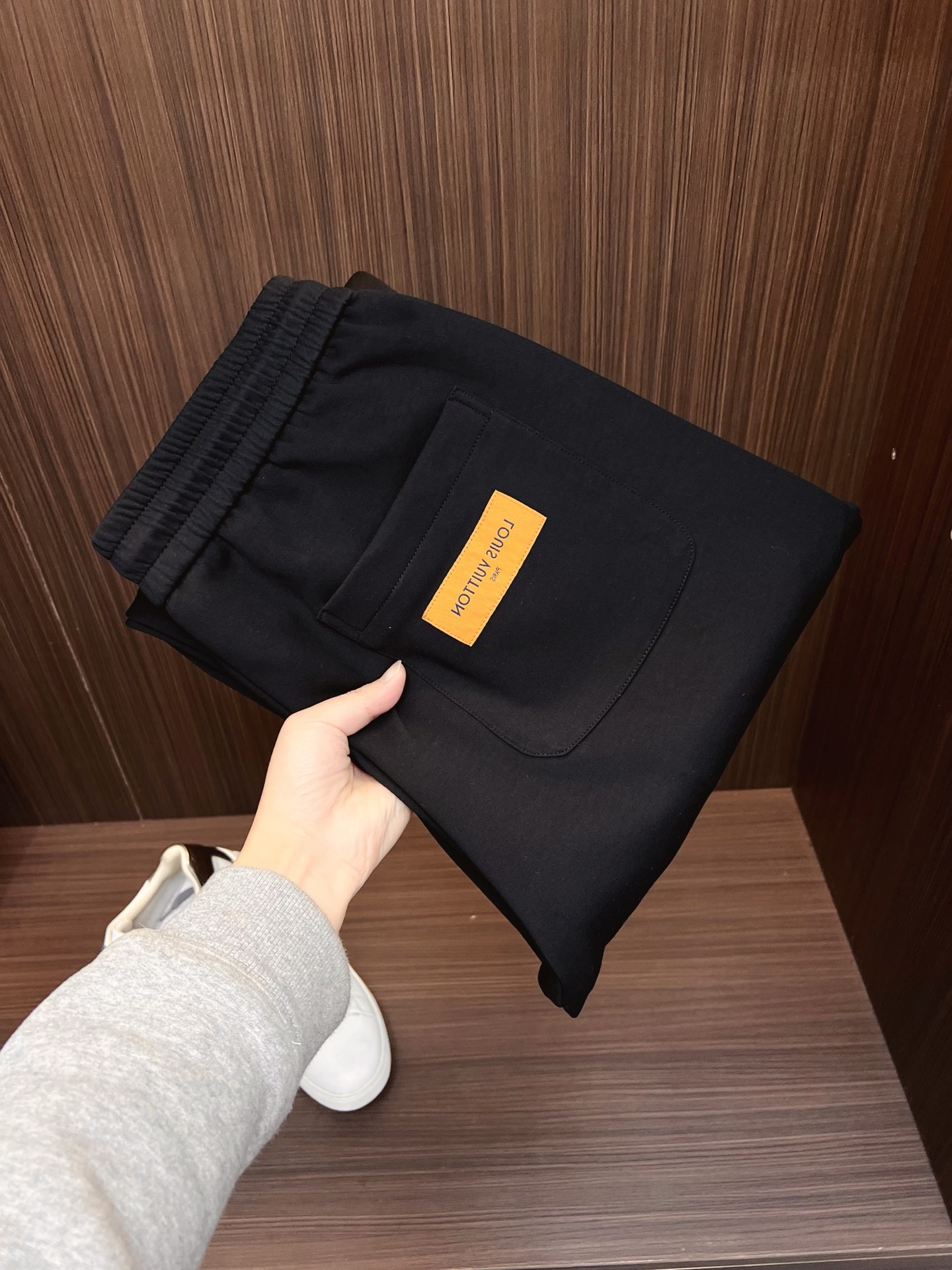 NO:703739,[Supports exchange after the year] LV top quality products, thicker models!  2025 new autumn and winter casual pants!  On sale simultaneously on the official website. The brand's classic LOGO casual pants, customized fabrics, excellent comfort, strong touch. Highly recognizable, perfect appearance and craftsmanship. Sizes M-4XL, Louis Vuitton,19860909【支持年后退换】 LV 顶级货品 加厚款！2025秋冬新款休闲裤！官网同步发售.品牌经典LOGO休闲裤 ,定制面料,舒适度极好,手触感强烈.辨识度极高,完美品相工艺. 尺码M-4XL,,louis vuitton,,Men's clothing