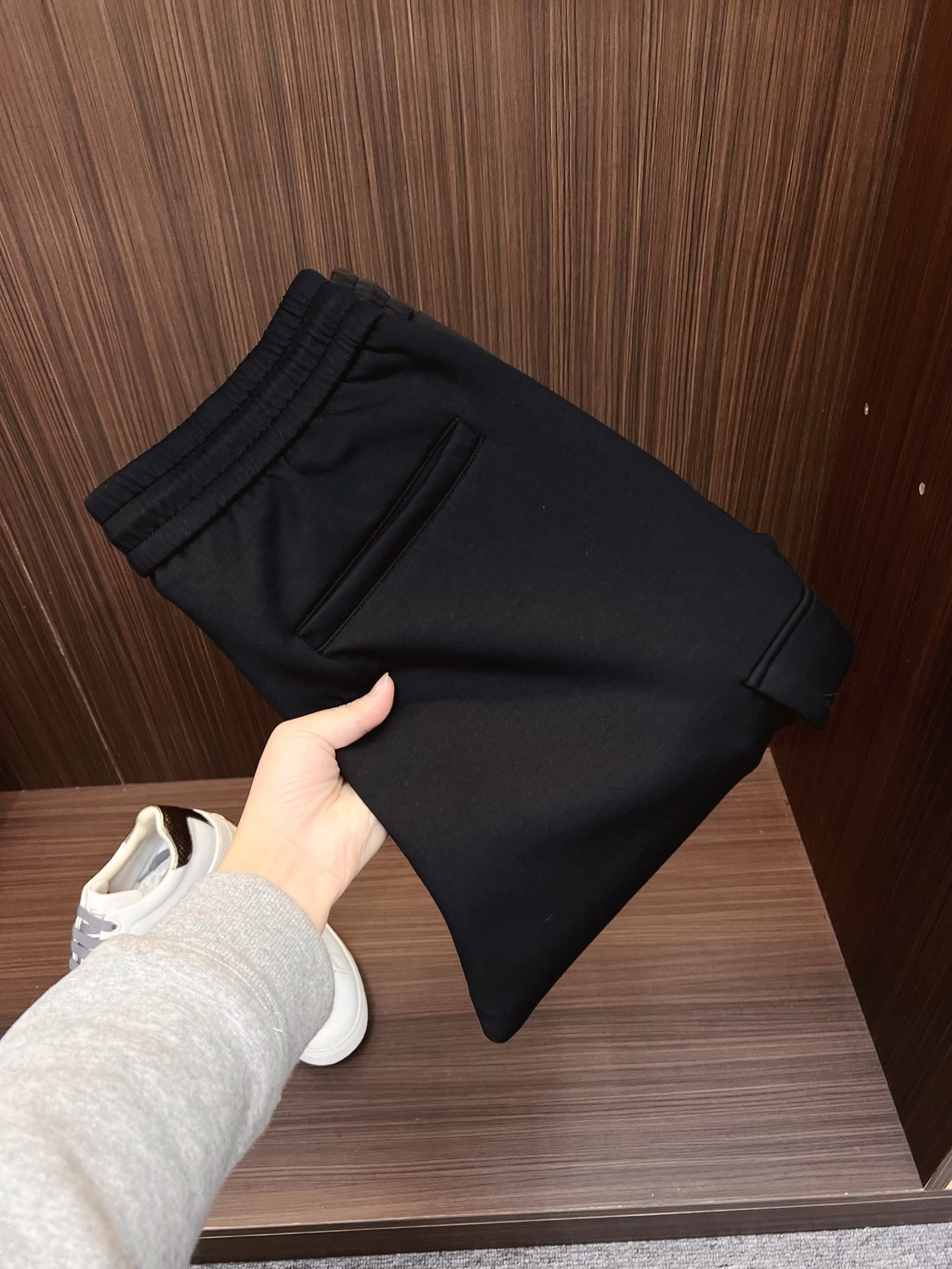 NO:703741,[Supports exchange after the year] Mouth cover, top quality product, thickened version!  2025 new autumn and winter casual pants!  On sale simultaneously on the official website. Brand classic LOGO casual pants, customized fabrics, extremely comfortable, strong touch. Highly recognizable, perfect appearance and craftsmanship. Sizes M-4XL, Moncler,19860909【支持年后退换】 蒙口 顶级货品 加厚款！2025秋冬新款休闲裤！官网同步发售.品牌经典LOGO休闲裤 ,定制面料,舒适度极好,手触感强烈.辨识度极高,完美品相工艺. 尺码M-4XL,,Moncler,,Men's clothing