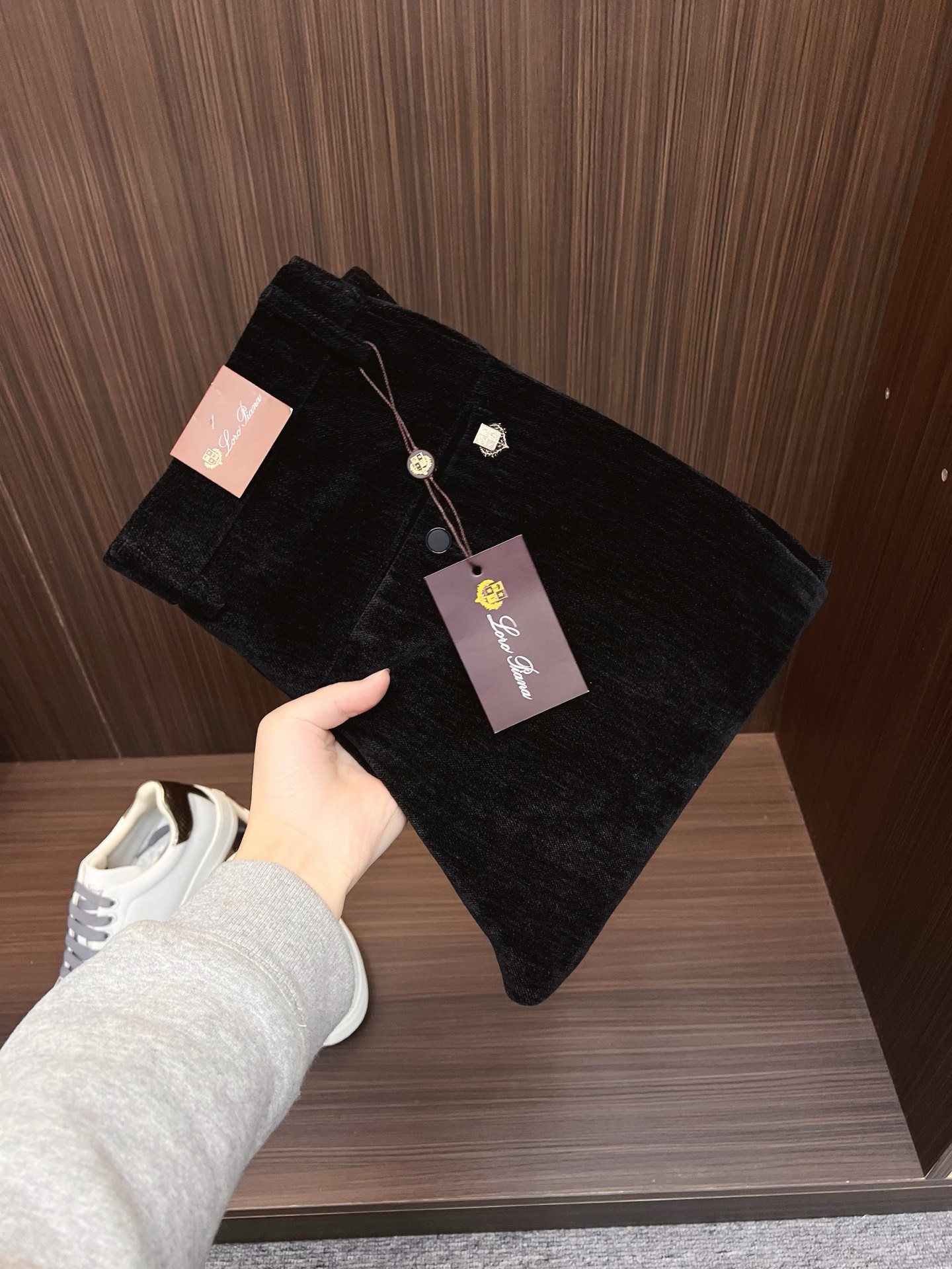 NO:746675,LP men's core velvet pants, official album and poster wear style!  High-grade imported denim raw color fabrics are supplied to customers, and the pure 13oz denim fabrics from Okayama, Japan are specially selected. Heavy-duty environmentally friendly plant enzyme washing process is used. The texture has a light retro color, which is quite beautiful and is very suitable for autumn and winter color matching. The fabric is soft and delicate after washing, but has strong bones and a slight stretch, providing an excellent comfortable experience. There is no damage from any technological elements throughout the body, retaining the purest tannin color!  The details throughout the body are perfect, exquisite and sophisticated. The latest leather label on the waist highlights the brand's characteristics. The hardware accessories, leather label and wiring all reflect the craftsmanship!  The silhouette is perfectly tailored and has excellent butt lift and slimming effect. It can be easily matched with any top in the wardrobe. It has wide compatibility and is suitable for various daily wear. The upper body is full of style. It is a must-have trousers for those who are obsessed with quality control and 1V!  Size 29-38 (not 35.37),, loro piana,19860909LP 男士登芯绒裤,官宣画册海报穿搭款！ 客供高级进口的丹宁原色面料,特选日本冈山纯正13oz 盎司牛仔布料,重磅环保植物酵素水洗工艺,肌理有着淡淡的复古色彩,相当漂亮,极符合秋冬的配色,面料经过水洗后柔软细腻,但筋骨感极强,且略带弹力,提供了绝佳的舒适体验,通身无任何工艺元素破坏,保留了最纯粹的丹宁本色！通身细节完美如斯,精湛且考究,最新的腰部皮标彰显了品牌特质,五金配件、皮标、走线无不体现出匠心工艺！版型剪裁完美,提臀修身效果绝佳,可轻松横扫衣橱任何的上装搭配,兼容性广泛,满足于日常各种穿搭,上身型款十足,于品质控及1V迷控者必入型裤装！ 尺码29—38（没35.37）,,loro piana,,Men's clothing