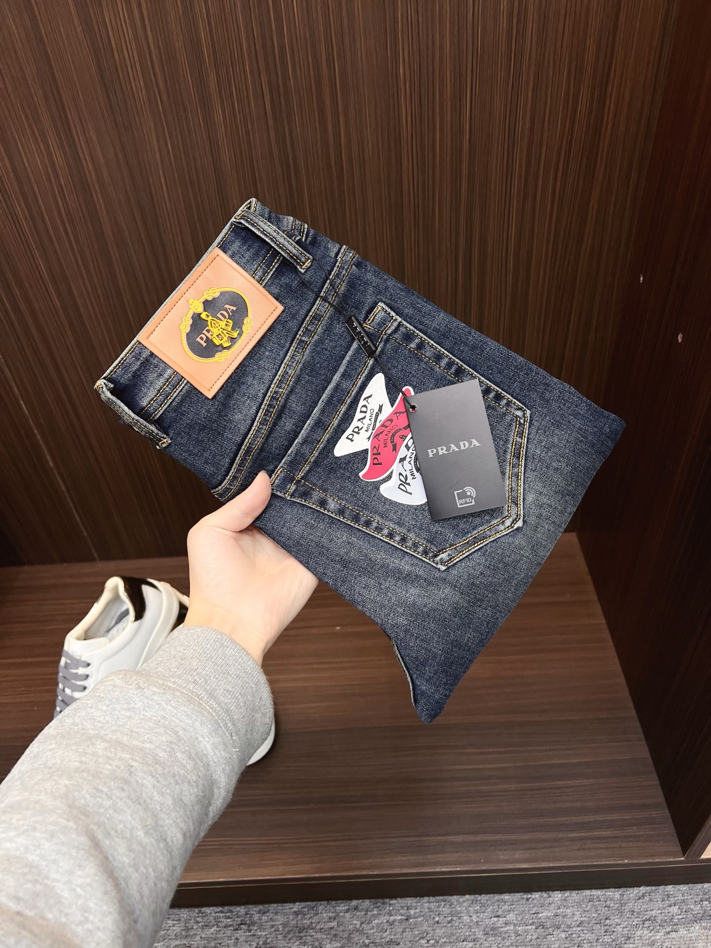 NO:746677,PRADA Men's jeans, official album and poster outfit!  High-grade imported denim raw color fabrics are supplied to customers, and the pure 13oz denim fabrics from Okayama, Japan are specially selected. Heavy-duty environmentally friendly plant enzyme washing process is used. The texture has a light retro color, which is quite beautiful and is very suitable for autumn and winter color matching. The fabric is soft and delicate after washing, but has strong bones and a slight stretch, providing an excellent comfortable experience. There is no damage from any technological elements throughout the body, retaining the purest tannin color!  The details throughout the body are perfect, exquisite and sophisticated. The latest leather label on the waist highlights the brand's characteristics. The hardware accessories, leather label and wiring all reflect the craftsmanship!  The silhouette is perfectly tailored and has excellent butt lift and slimming effect. It can be easily matched with any top in the wardrobe. It has wide compatibility and is suitable for various daily wear. The upper body is full of style. It is a must-have trousers for those who are obsessed with quality control and 1V!  Size 29-38 (not 35.37),, prada, prada, jeans,19860909PRADA 普拉达 男士牛仔裤,官宣画册海报穿搭款！ 客供高级进口的丹宁原色面料,特选日本冈山纯正13oz 盎司牛仔布料,重磅环保植物酵素水洗工艺,肌理有着淡淡的复古色彩,相当漂亮,极符合秋冬的配色,面料经过水洗后柔软细腻,但筋骨感极强,且略带弹力,提供了绝佳的舒适体验,通身无任何工艺元素破坏,保留了最纯粹的丹宁本色！通身细节完美如斯,精湛且考究,最新的腰部皮标彰显了品牌特质,五金配件、皮标、走线无不体现出匠心工艺！版型剪裁完美,提臀修身效果绝佳,可轻松横扫衣橱任何的上装搭配,兼容性广泛,满足于日常各种穿搭,上身型款十足,于品质控及1V迷控者必入型裤装！ 尺码29—38（没35.37）,,prada,prada,jeans,,Men's clothing